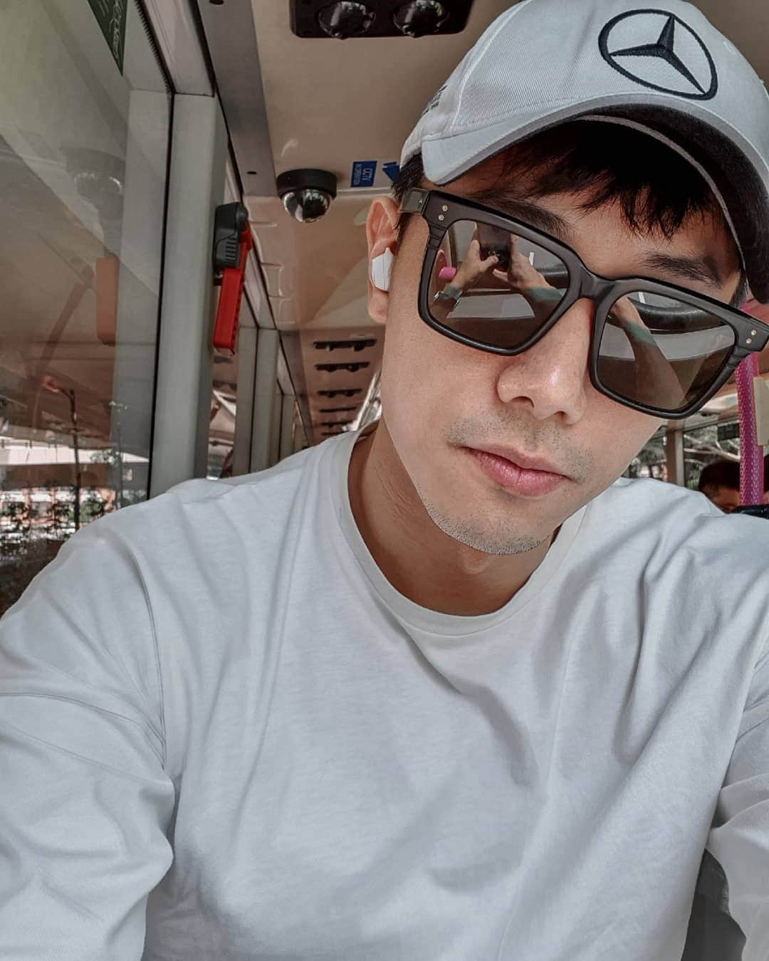 デスモンド・タンのインスタグラム：「Just a bus ride to slow my mind down a tad bit. Enjoy some good music, people watching and seeing things around me from a different perspective. 今天突然想搭巴士，想放慢脚步享受不一样的生活节奏。喜欢慢慢的，慢慢的喜欢。猜猜我在哪?  #catchmeifyoucan #慢慢的」