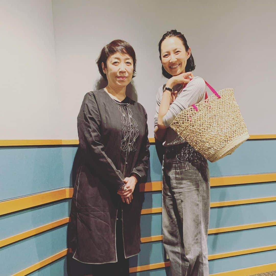 浜島直子さんのインスタグラム写真 - (浜島直子Instagram)「今日はラジオの収録へ。ゲストは、ファティマモロッコ( @fatimamorocco )代表の、大原真樹さん。( @makiohara ) ・ 私も大大大好きな、ファティマモロッコ🌈 ・ カゴバッグやバブーシュ、ポーチ、はたまた息子のおもちゃの収納カゴや、バスオイルなどのコスメグッズまで、我が家を見渡せばどこかに必ずファティマモロッコの雑貨が視界に入りまります（笑） ・ もともとはアパレル会社のバイヤー→芸能人のスタイリストという経歴をお持ちの真樹さん。 2000年の36歳の時に初めてモロッコに行きハートを鷲掴みされ、その6年後の2006年に、ファティマモロッコを立ち上げるのですが…そのガッツが半端ない‼️ ・ モロッコはイスラム教が主流で、今でも男性社会。 そんな中、外国の女性がひとりでブランドを立ち上げビジネスを起こそうとしている…。 そりゃ、現地の方々からしたら、怪しまれても仕方ないですよね😂！ ・ 宗教も文化も価値観も全く違う。 でもそれを言い訳にして諦めることをしなかった真樹さん。 何度も騙されたり、悔しい思いをしたりしながらも、自分の中でのジャッジもぐんぐん明確になっていきます。 そして現地で暮らす日本人女性との運命的な出会いから、少しずつ風向きが変わってくるのです…✨ ・ 真樹さんはいつ会っても、いつも何かに「ときめいて」いるように見えます。 何かに恋をしているようで、感謝しているよう。 だから、本当に、本当に素敵に見えるんです✨✨✨ ・ 大原真樹さんの放送回は、5月25日、6月1日の土曜日、全2回。bayfmで午前11時から。 radikoで全国聴けますので、お時間ありましたら是非よろしくお願いいたします😊 ・ #東京ガス #bayfm #キュリオスハマジ #大原真樹 さん #fatimamorocco  #ファティマモロッコ #私が持っているカゴバッグは #展示会でオーダーしたものを今日持って来てくださって #ウハウハの図🥰 #このガゴバッグ持ち手が伸びて #長さが変えられるんです❣️ #長くすると斜めがけもできる #他にも黒と白と緑がありましたよ #最後の写真のバブーシュは #事務所の社長が展示会でオーダーした #事務所用のバブーシュ #金ピカ🤩 #金運アップや〜〜🙌✨」5月14日 18時29分 - hamaji_0912