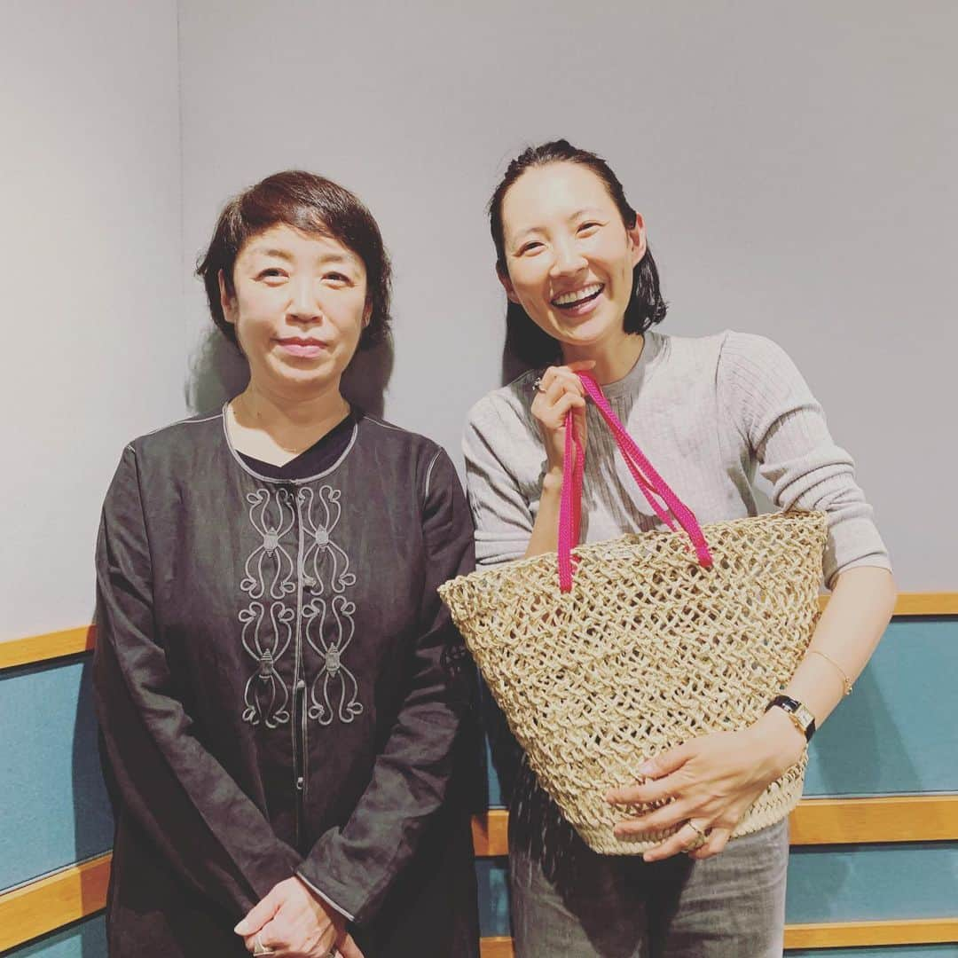 浜島直子さんのインスタグラム写真 - (浜島直子Instagram)「今日はラジオの収録へ。ゲストは、ファティマモロッコ( @fatimamorocco )代表の、大原真樹さん。( @makiohara ) ・ 私も大大大好きな、ファティマモロッコ🌈 ・ カゴバッグやバブーシュ、ポーチ、はたまた息子のおもちゃの収納カゴや、バスオイルなどのコスメグッズまで、我が家を見渡せばどこかに必ずファティマモロッコの雑貨が視界に入りまります（笑） ・ もともとはアパレル会社のバイヤー→芸能人のスタイリストという経歴をお持ちの真樹さん。 2000年の36歳の時に初めてモロッコに行きハートを鷲掴みされ、その6年後の2006年に、ファティマモロッコを立ち上げるのですが…そのガッツが半端ない‼️ ・ モロッコはイスラム教が主流で、今でも男性社会。 そんな中、外国の女性がひとりでブランドを立ち上げビジネスを起こそうとしている…。 そりゃ、現地の方々からしたら、怪しまれても仕方ないですよね😂！ ・ 宗教も文化も価値観も全く違う。 でもそれを言い訳にして諦めることをしなかった真樹さん。 何度も騙されたり、悔しい思いをしたりしながらも、自分の中でのジャッジもぐんぐん明確になっていきます。 そして現地で暮らす日本人女性との運命的な出会いから、少しずつ風向きが変わってくるのです…✨ ・ 真樹さんはいつ会っても、いつも何かに「ときめいて」いるように見えます。 何かに恋をしているようで、感謝しているよう。 だから、本当に、本当に素敵に見えるんです✨✨✨ ・ 大原真樹さんの放送回は、5月25日、6月1日の土曜日、全2回。bayfmで午前11時から。 radikoで全国聴けますので、お時間ありましたら是非よろしくお願いいたします😊 ・ #東京ガス #bayfm #キュリオスハマジ #大原真樹 さん #fatimamorocco  #ファティマモロッコ #私が持っているカゴバッグは #展示会でオーダーしたものを今日持って来てくださって #ウハウハの図🥰 #このガゴバッグ持ち手が伸びて #長さが変えられるんです❣️ #長くすると斜めがけもできる #他にも黒と白と緑がありましたよ #最後の写真のバブーシュは #事務所の社長が展示会でオーダーした #事務所用のバブーシュ #金ピカ🤩 #金運アップや〜〜🙌✨」5月14日 18時29分 - hamaji_0912