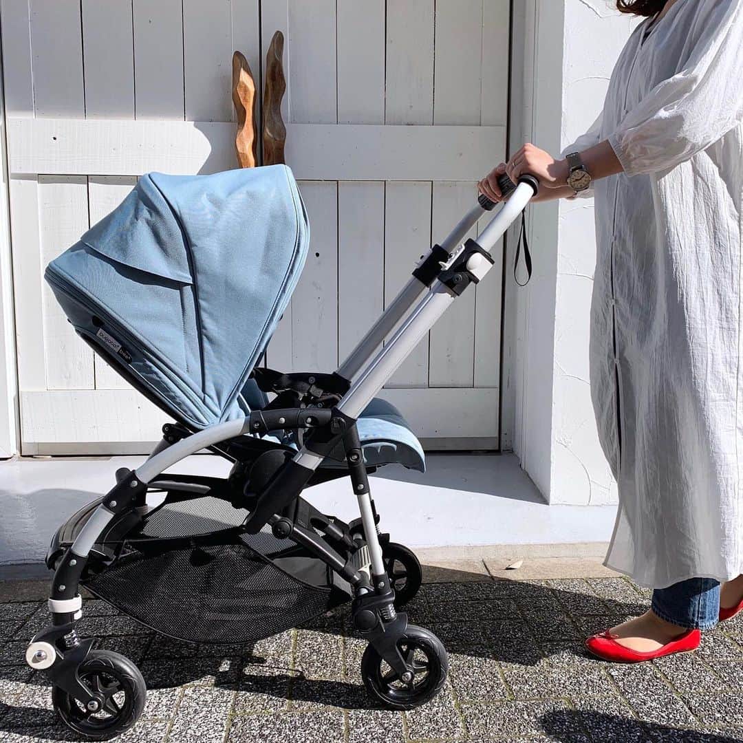 blossom39_officialのインスタグラム：「柔らなライトペトロールブルーがとてもキレイなbugaboo bee5《TRACK collection》は、blossom39 だけでの限定発売♡  フレーム以外のスタイルセットもご用意していますので、すでにbugaboo bee5をお持ちの方も《TRACK collection》をお楽しみ頂けます！  カジュアルさと品の良さを併せ持つ、今までにないカラーを是非お楽しみ下さい。  #blossom39 #ブロッサム39 #bugaboo #bugabootrack #bee5 #バガブー #バガブートラック #ベビーカー #バギー #限定#数量限定 #赤ちゃんのいる生活 #ベビーカー選び」