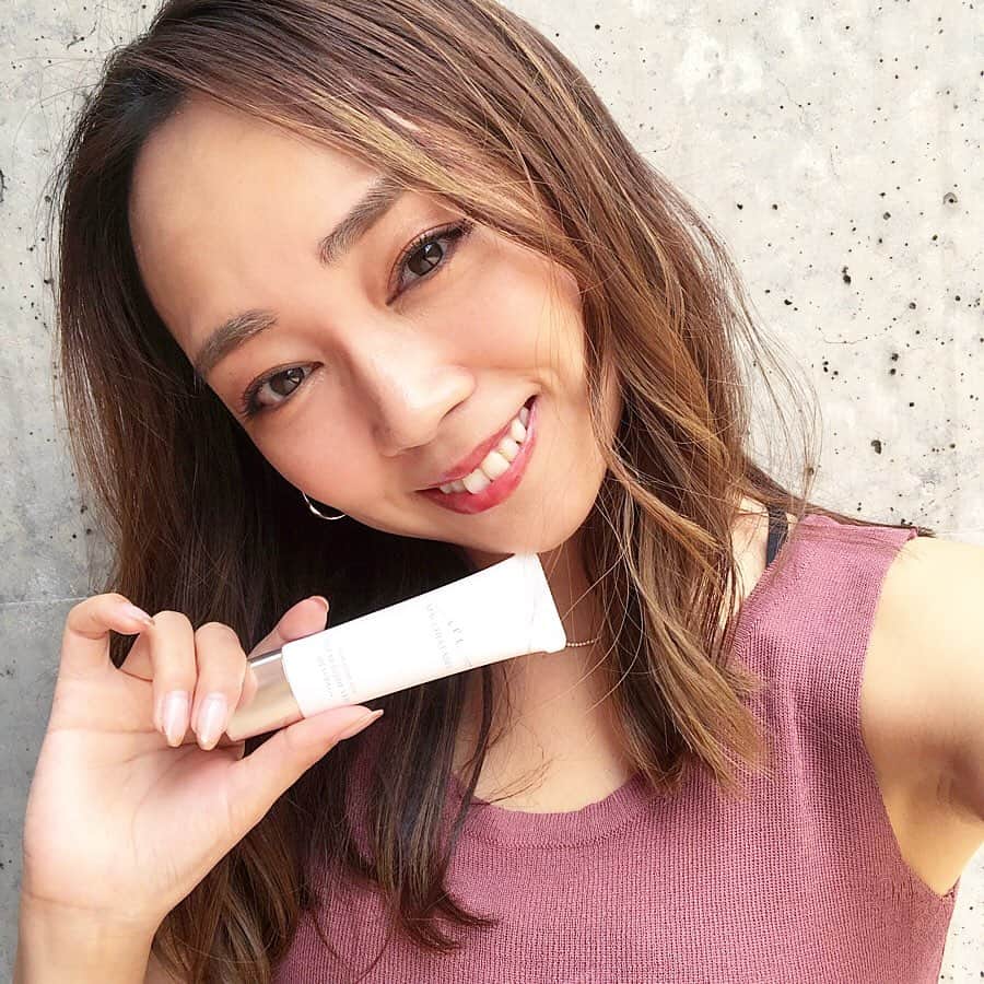 石田美奈子のインスタグラム：「#makeup #basemakeup . #紫外線 がかなり強くなってきましたね🌞 焼けやすくて肌が弱いので、この時期の#肌ケア と#ベースメイク には毎年悩まされます。 強い日焼け止めを使った日は激しく肌荒れしてしまうので、慎重にケアしています。 . #日焼け止め 効果が高くて肌に優しい#ファンデ を探して出会った#ファンデーション 。 #BONNE で見つけた#マキアレイベル の美容液ファンデ、クリアエステヴェール ［SPF35/PA+++］。 #美容液 、パック、ファンデーション、#美白 、日焼け止めの1本5役。 刺激が強いものは肌につけた瞬間ピリピリ感じる私の肌ですが、これは刺激を感じません！ ナチュラルで艶のある仕上がりも好み♡ . そして、BONNEでクリアエステヴェールを購入したらキャンペーンで付いてきたパフもすごく良い‼ 肌が綺麗に見えると話題で人気沸騰の“キャロンパフ”というパフなのですが、ファンデが肌に綺麗に馴染むし、しっとり仕上げられる。 人気の理由、納得です♡ . @store.bonne . 💆🏻‍♀️ → #minako_beauty . #BONNE #bonneのある暮らし」