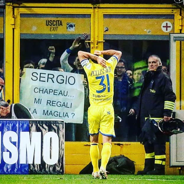 ACキエーヴォ・ヴェローナさんのインスタグラム写真 - (ACキエーヴォ・ヴェローナInstagram)「🏟👏⚽️ Non servono parole! 💛💙 No words needed! #Chievo #ChievoVerona #seriea #sansiro #inter #fans #tifosi #football #captain #heart」5月14日 18時23分 - acchievoverona
