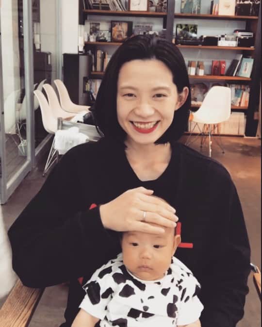 平山奈美のインスタグラム：「4ヶ月ぶり、やっとこれたカラー👩🏼→👩🏻 凪くん、母ちゃんの美容室に付き合ってくれてありがとう🐄🐄 @the__remmy__tokyo のスタッフのみなさんにも可愛がって貰ってよかったね☺️ @takakiryo いつもありがとう💇🏻‍♀️ .  #男の子ママ #男の子ベビー #新米ママ #タカキマジック #ボブ #美容室 #ヘアカラー #デビュー #2ヶ月 #なぎなみ #熊本出身 #同級生 #美容師  #hair #cut  #haircolor #hairstyle #baby #mama #boy #2months #tokyo #love #thankyou」