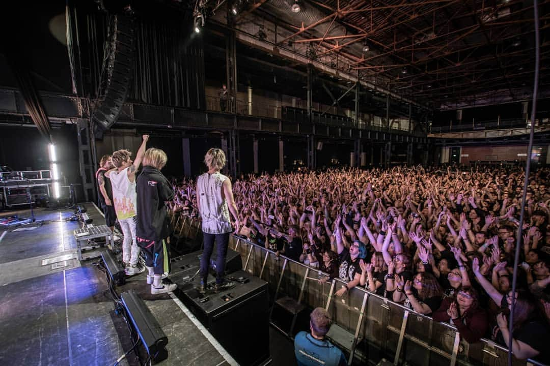 ONE OK ROCKさんのインスタグラム写真 - (ONE OK ROCKInstagram)「Cologne!! #ONEOKROCK #eyeofthestorm  photo by @jamiecarterfilms」5月14日 18時38分 - oneokrockofficial