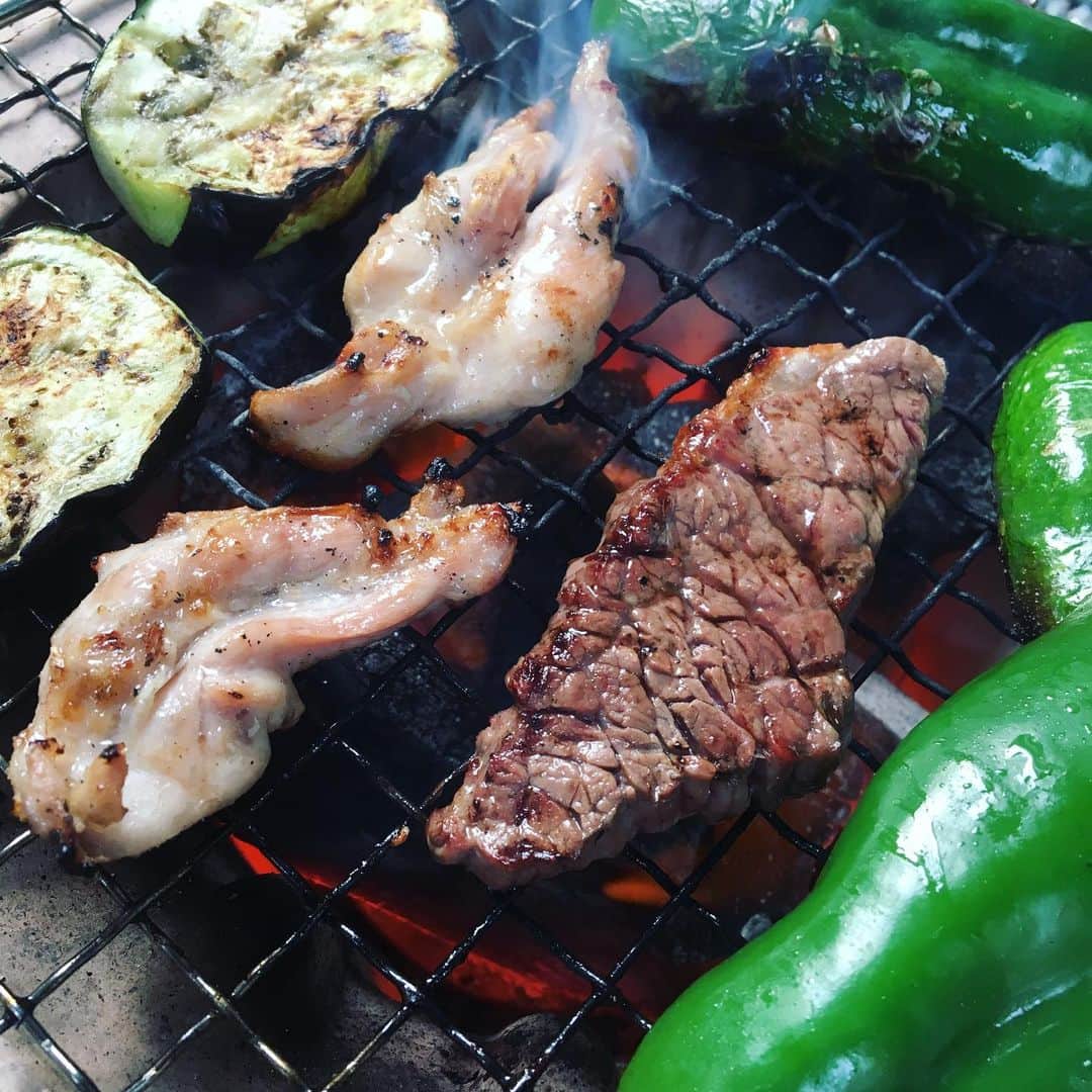 常盤よしこのインスタグラム：「安定のしちりん 毎年大活躍。 今日の牛は赤身 そしてウインナーからも溢れる肉汁。 スタミナウインナー美味し。  #しちりん#しちりん焼肉#週一ペース#大塚牛#スタミナウインナー#肉のオオツカ」