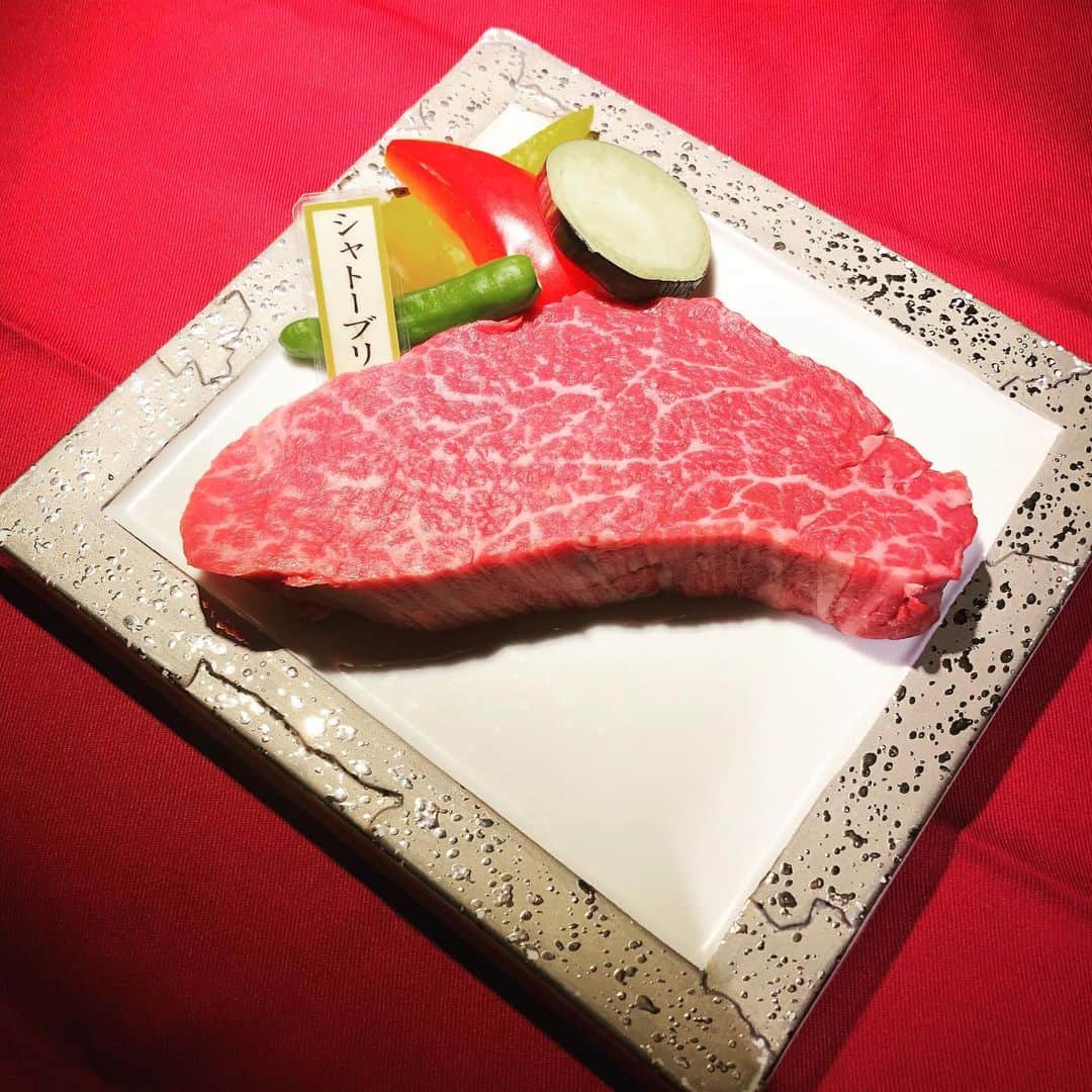 のインスタグラム：「🍷炭火焼肉bistro山城牛🐮  沖縄県産 黒毛和牛 【山城牛】 ・ ・  貴方は本物の県産黒毛和牛 を味わった事がありますか。 当店では、 正真正銘の県産黒毛和牛  A5ランクを提供。 山城牛 焼肉専門店になります。 ・ ・ ・  本日も皆様のお越しを心よりお待ちしております🙇‍♀️🙌 Welcome to make a reservation at e-mail. (^^) yamasiro029@gmail.com . . #炭火焼肉bistro山城牛 . #山城牛 #肉 #a5 #a5ランク #a5ランクのお肉 #焼肉 #飯テロ #ワイン #日本酒 #sake #創作料理 #wagyu #beef #wine #kenzoestate #love #yum . #沖縄 #沖縄旅行 #那覇市 #県庁前駅 #grwblk #okinawa #okinawajapan」
