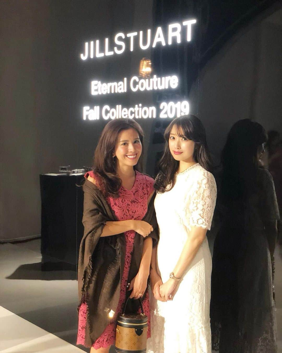 越馬千春さんのインスタグラム写真 - (越馬千春Instagram)「. . 8月2日(金)に発売する @jillstuartbeauty  のFallコレクションのお披露目イベントに 参加しました✨💄 . . 今回、真珠ををコンセプトにしたコレクションで 全て本物の真珠の粉末が入っているという  豪華なコスメラインなんです💍✨ . . 特にアイシャドウは捨て色がないので  全部使いたくなります❣️ . 艶のあるグラデーションが作れるのと 綺麗な目元が長時間保てるとこもお気に入りです🧡👀 @jillstuartbeauty  #instabeauty #jillstuart #ジルスチュアート #エターナルクチュールアイズ #真珠アイシャドウ#jillstuartbeauty #eternalcouture #eternalcoutureeyes #アイシャドウ #アイカラー #eyecolor #eyeshadow #カラーメイク #アイメイク #新作コスメ#艶メイク #ジルアイシャドウ #秋コスメ」5月14日 18時33分 - chiharukoshiba