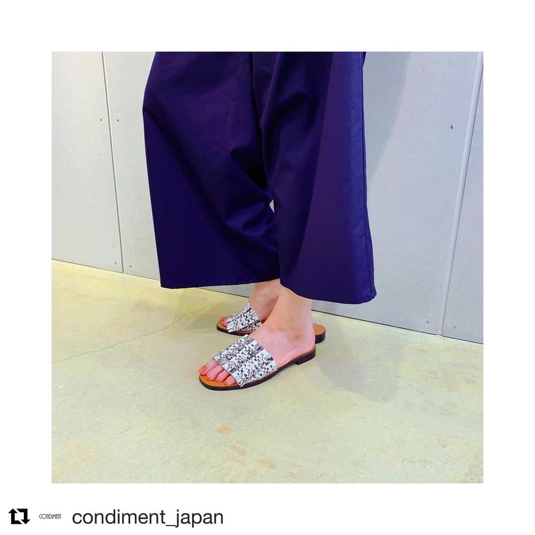 nouerさんのインスタグラム写真 - (nouerInstagram)「. #repost @condiment_japan ・・・ . こちらオンラインでもお取り扱い中です☺️ . . ☆★☆NEW ARRIVAL☆★☆ . . " PECHINCHAR original" . . . 12-61-50358 ¥12.500-(tax-in) . . . . テープ状のフェイクレザーを 編み込んだフラットサンダル。 . 一見クラフト感がありながらも、 ストライプ風な柄に編み込むことにより アーバンな雰囲気に仕上がっています。 . 履きやすさと、今っぽいライフスタイルも叶う この夏オススメのアイテムです！ . . #condiment#nouer#pechinchar #accessory#bag#shoes#spring #summer#sandal#New . . .」5月14日 18時37分 - nouer_official