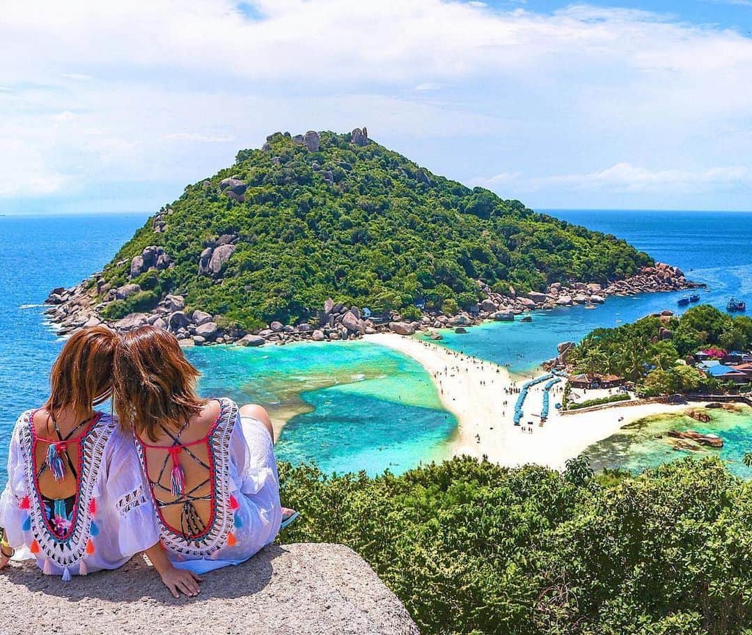 タイ国政府観光庁さんのインスタグラム写真 - (タイ国政府観光庁Instagram)「サワッディー・カー🙏﻿ ﻿ 今日の #thailovers は、@chiiicachica さん🇹🇭﻿ ﻿ ナン・ユアン島のビューポイントの一枚🏝﻿ ﻿ エメラルドグリーンの海と、小さな島を繋ぐ白砂の細長いビーチが印象的ですね✨﻿ ﻿ 📷 @chiiicachica﻿ 📍 ナン・ユアン島﻿ ﻿ ・・・・・・・﻿ ［タイ好き（THAI LOVERS）な皆さんの写真を大募集🇹🇭💕］﻿ ﻿ ハッシュタグ #thailovers をつけてタイで撮影した写真を投稿すると、こちらでご紹介させて頂くことがあります。皆さんからの投稿をお待ちしています 😊﻿ ﻿ #repost #タイ #ナンユアン島 #タイビーチ #絶景ビーチ #タイリゾート #南の島 #秘境 #こんなタイ知らなかった #タイを知りつくす #タイ旅行 #女子旅 #タビジョ #旅好きな人と繋がりたい #旅行好きな人と繋がりたい #thailand #kohnangyuan #thaibeach #instabeach #thairesort #amazingthailand #thailandtravel #thailandtrip #thai #thaistagram #lovethailand #genic_thailand #girlstrip﻿」5月14日 18時46分 - amazingthailandjp