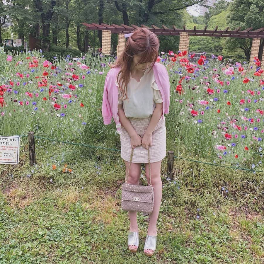 のインスタグラム：「.*⑅︎୨୧┈︎┈︎┈︎┈︎┈︎┈︎┈┈︎┈︎┈︎┈︎┈︎୨୧⑅︎* .  きょうのふく୨୧ ・ 🄲🄾🄳🄴 ・ cardigan☽(@tocco_closet ) skirt☽(@miia_official ) shoes ☽(@randa_pic ) bag ☽(@maisonvalentino ) ・ ・ 肌になじむ青みピンクのカーディガン🌹ボタンがお花の刺繍でめっちゃかわいくないですか！？💐✨🥺 toccoの新作です🍃 来週は海外旅行楽しみ💗水着買わんと！ *⑅︎୨୧┈︎┈︎┈︎┈︎┈︎┈︎┈┈︎┈︎┈︎┈︎┈︎୨୧⑅︎* .  #toccocloset  #miia #randa #valentine #公園コーデ #お散歩コーデ #デートコーデ #スカートコーデ  #春コーデ  #カーディガン #カジュアルコーデ  #楽ちんコーデ #20代コーデ #高見えコーデ #お呼ばれコーデ #大人かわいい #大人ファッション #女子会コーデ #上品コーデ #デイリーコーデ #着まわし #코데 #巻きおろし #きょうのふく୨୧」