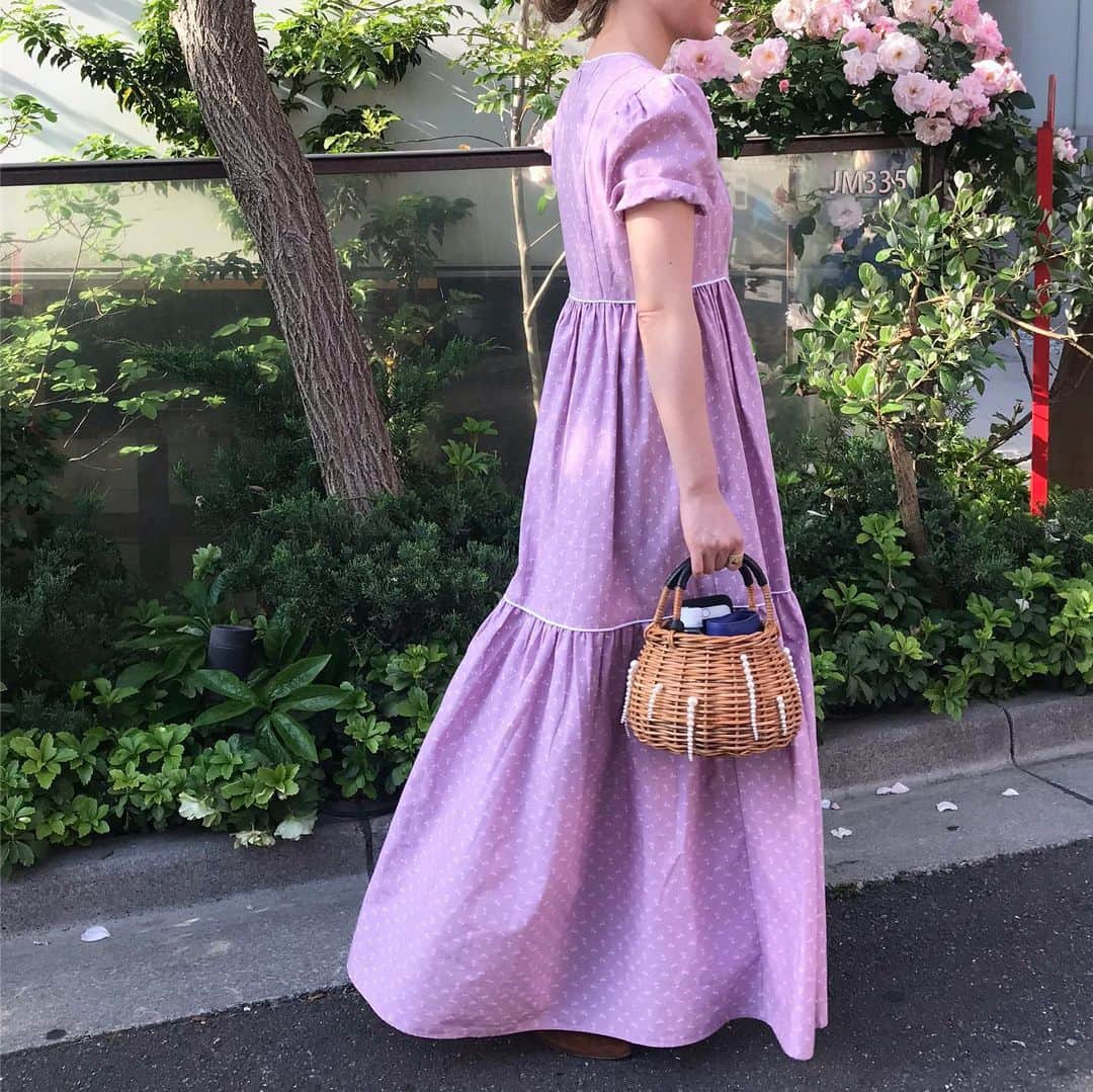 森田えりかさんのインスタグラム写真 - (森田えりかInstagram)「昨日載せた洋服は、 @batshevadress 💜  @ronhermanjp で購入しました。最近なので、まだあるかも知れないので是非お問い合わせしてみてください😏👍これからのシーズン大活躍しそう！  靴は見えにくいですがショートブーツにしました。 バックは @ludlow_official  ただいま、 @estnation_jp 二子玉川店にてpop up中なので同じパールのバスケットあります！ 2枚目見ていただいたらわかりますが、ふるふる揺れます〜。 こういう時、ピアスや指輪もパール系で揃えたりしようかなとも悩んだけど、止めてGOLDジュエリーにこの日はしました。 #ludlow #fashion #style #jewelry #shoes」5月14日 18時48分 - erikaricottamelon