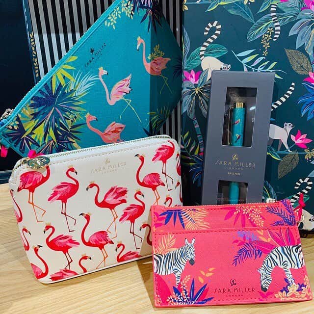 のインスタグラム：「☆新商品入荷☆ ロンドンの若手デザイナーSARA MILLER（サラ・ミラー）によって手がけられたステーショナリーブランドが一部店舗に入荷しております！ サラの作品には旅への情熱と異文化への愛が表現されており、日本の桜も取り入れられています。 入荷数が少ないものも多いですが、お取り置きなども承っておりますのでどうぞお近くの店舗までご来店くださいませ！ ※お取り扱い店舗はお気軽にお問い合わせくださいませ。 www.arenot.com #arenot #newitem #saramiller #london #stationery #colorful #interior #furniture #zakka #lifestyleshop #gift #アーノット #新入荷 #サラミラー #ロンドン #ステーショナリー #カラフル #インテリア #雑貨 #ライフスタイルショップ #インテリアショップ #ギフト」