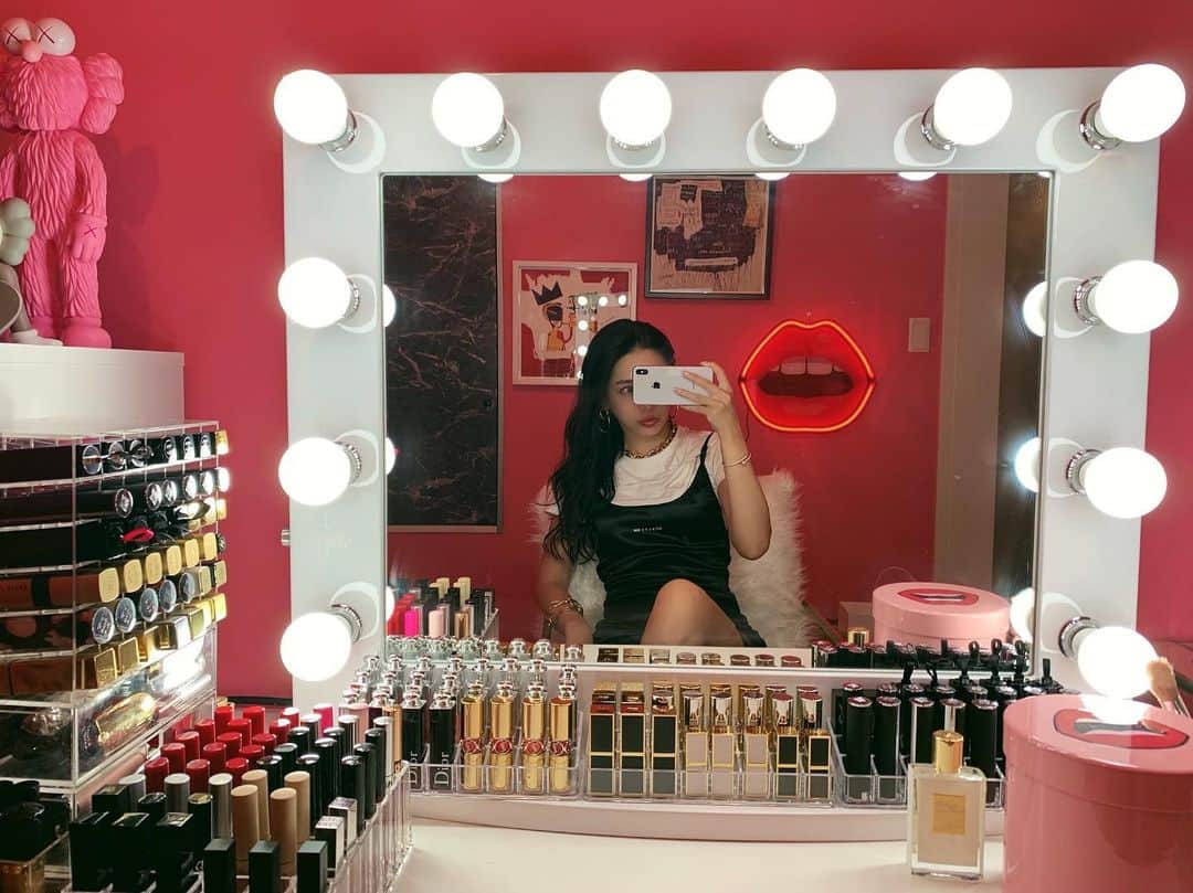 megbabyのインスタグラム：「コスメが好きすぎるのでおうちにメイクルームを作ったの💄❤️いつも化粧品は気になったら免税店で試して買ったり、とにかくたくさん使ってみてほんとにいいものを見つける主義🧐🔥 ・ #신라아이파크면세점 쇼핑하기 너무 편리하다😍#용산역면세점 #makeuproom」