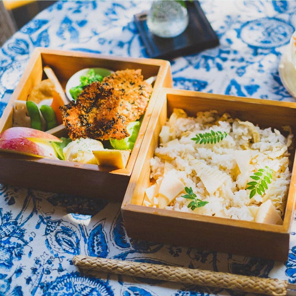 Hanako公式さんのインスタグラム写真 - (Hanako公式Instagram)「新緑の、風薫るテラスで獲れたての旬を味わいませんか？🌿﻿ ﻿ 北鎌倉のカフェ〈GALLERY NEST〉は、アトリエのような一軒家で、ドアを開けると目に飛び込むのは、円覚寺の背景の山並み。1日8食限定のお弁当も絶品です。タケノコご飯は5月上旬くらいまで🌷﻿ ﻿ 【Hanako_ひみつの鎌倉特集発売!!】﻿ #Hanako #Hanako_magazine #Hanako30th #鎌倉 #kamakura #GALLERYNEST #お弁当 #江ノ島 #鎌倉旅行 #鎌倉カフェ #鎌倉デート #鎌倉ランチ #鎌倉さんぽ #長谷寺 #小町通り #湘南 #北鎌倉 #長谷 #稲村ヶ崎 #七里ヶ浜 #おでかけ #女子旅 #江ノ電 #喫茶店巡り #喫茶部 #カフェ部 #カフェ巡り#コーヒー好き #鎌倉ごはん #Photoby_TomoyaUehara」5月14日 18時55分 - hanako_magazine