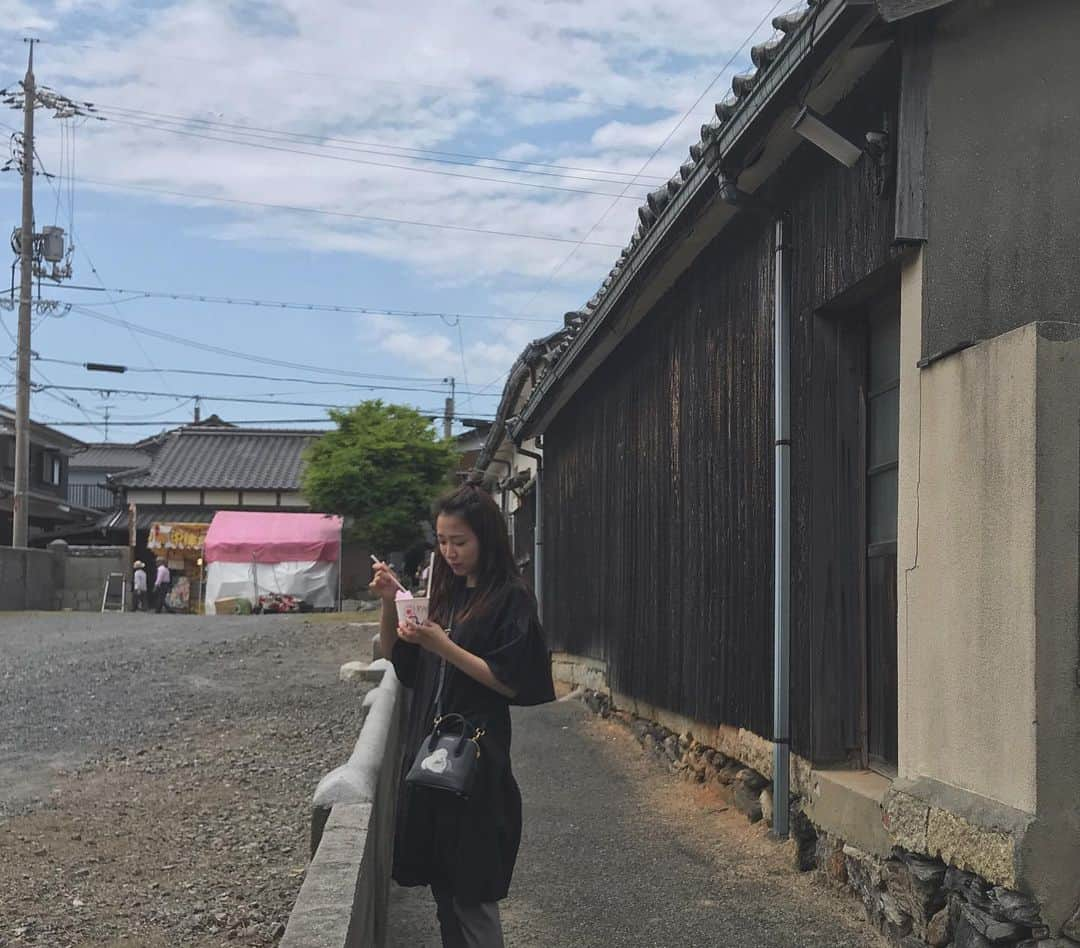 岡村明奈のインスタグラム：「お祭り感ないけど賑わっております、そしてかき氷🍧 もう暑いね〜！！ #お祭り #かき氷 #楽しかった #暑さにバテる」