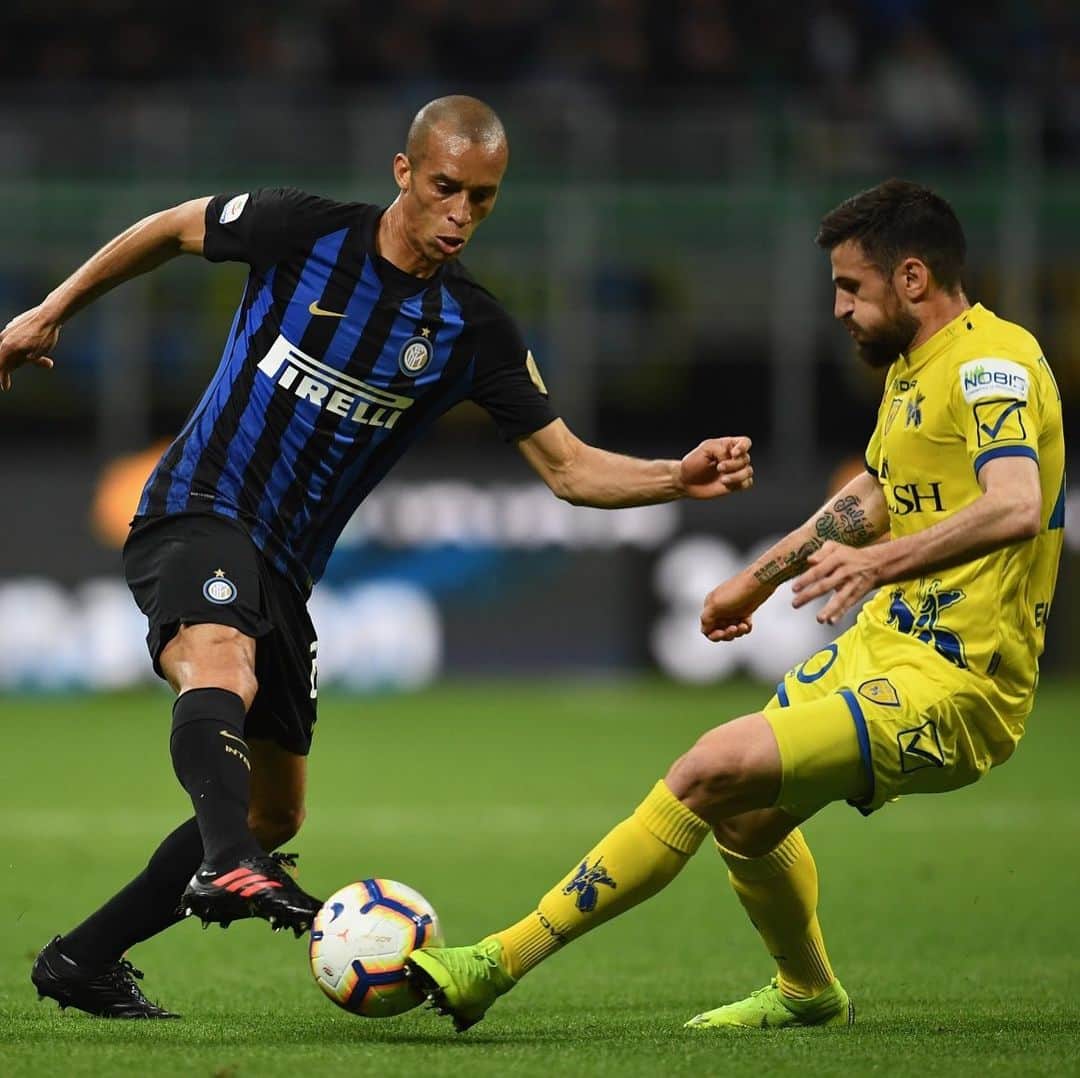 ミランダのインスタグラム：「3 punti importantissimi #forzainter⚫🔵 #amala 📷 @claudiovillaphotographer」