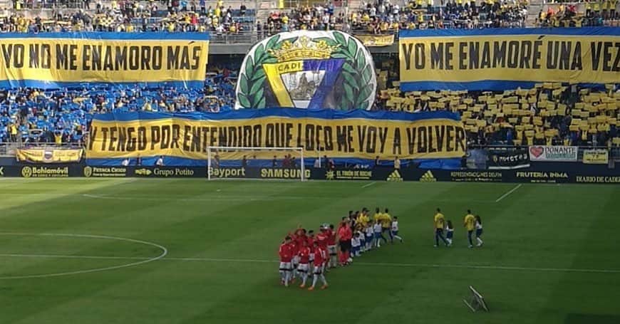 のインスタグラム：「Este domingo jugamos todos! Que se note Carranza 💛💙 #Jugamos12 #Cádiz」