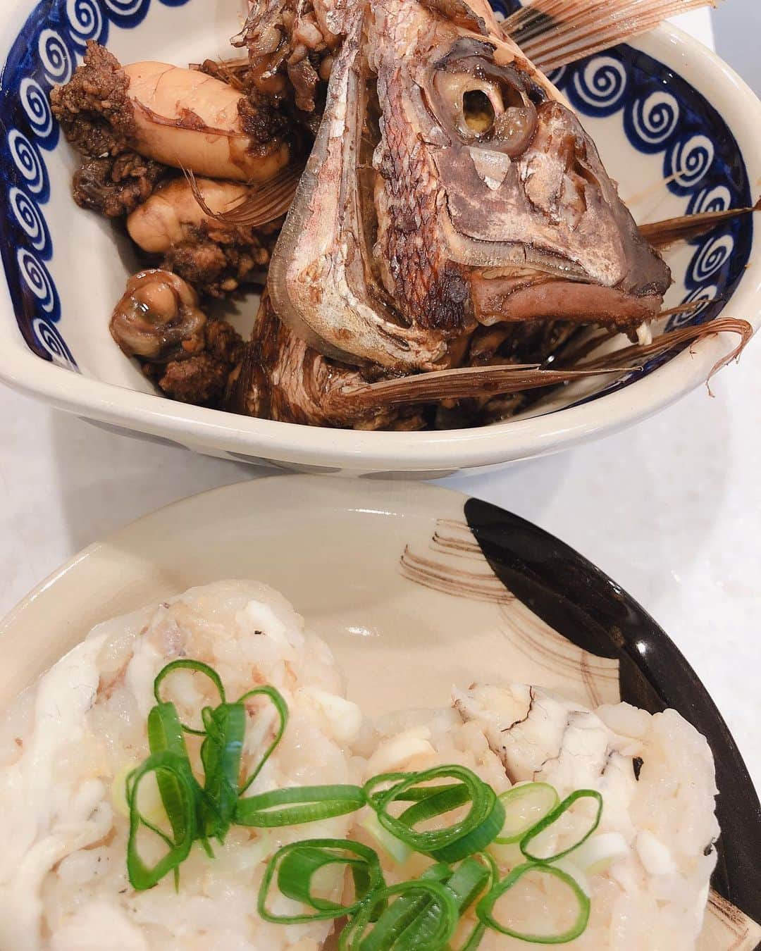 のインスタグラム：「お魚をいただいたので、さばいてアラの煮付けと鯛めしでランチにしました♬ . . 釣ってきたお魚６匹もいただいたので、ちょっとずついただきまーす❤️ . . いちごちゃんとみるくちゃんにも、おすそ分けしてあげましたー🐟 . . #魚釣り #鯛 #鯛めし #あら煮付け #塩焼き が好き #お造りでもいただきました #今日のおネギは自分でカットしました♬」