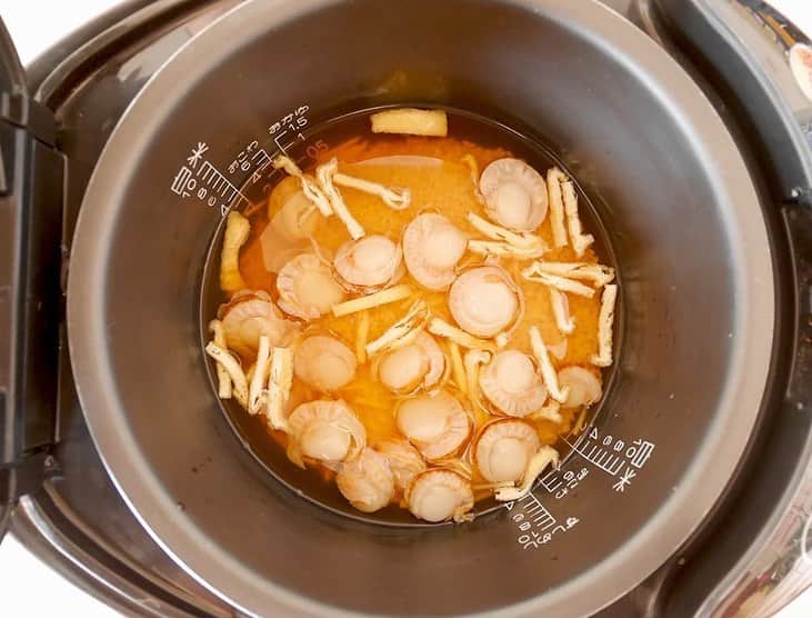 エバラ食品さんのインスタグラム写真 - (エバラ食品Instagram)「ホタテのうま味がギュギュッと詰まった、炊き込みごはん！ . 炊飯器と「 #プチッと鍋 寄せ鍋」で簡単にできる炊き込みごはん。今の時季なら、旬のベビーホタテでお試しください(*^_^*) . ホタテから出る、うま味たっぷりのだしがごはんにしみ込んで・・・風味豊かな一品ができあがりますよ＾＾ . http://bit.ly/2YlwBmi . #エバラおいしいレシピ #エバラ食品 #おうちごはん #レシピ #炊き込みごはん #炊き込みご飯 #ホタテ #ほたて #帆立 #ベビーホタテ #枝豆 #生姜 #油揚げ #炊飯器 #炊飯器レシピ #instafood #foodstagram」5月14日 19時00分 - ebarafoods