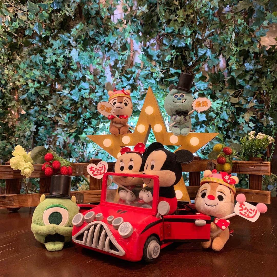 ちょっこりさん【公式】のインスタグラム：「#20190514 * Dチームの作品を紹介！ 手作りの車で、平成最後のドライブ！ * 背景もなんだか神秘的。 みんなでワクワク、ドライブに出発～ * #ちょっこりさん #ちょっこりさんファンイベント #ちょっこりさん2周年記念 #ぬい撮り#ぬいぐるみ #chokkorisan#disney #takaratomyarts #ぬいぐるみと撮り隊 #disney写真部 #ディズニーグッズ #ちょっこりさん好きな人とつながりたい」