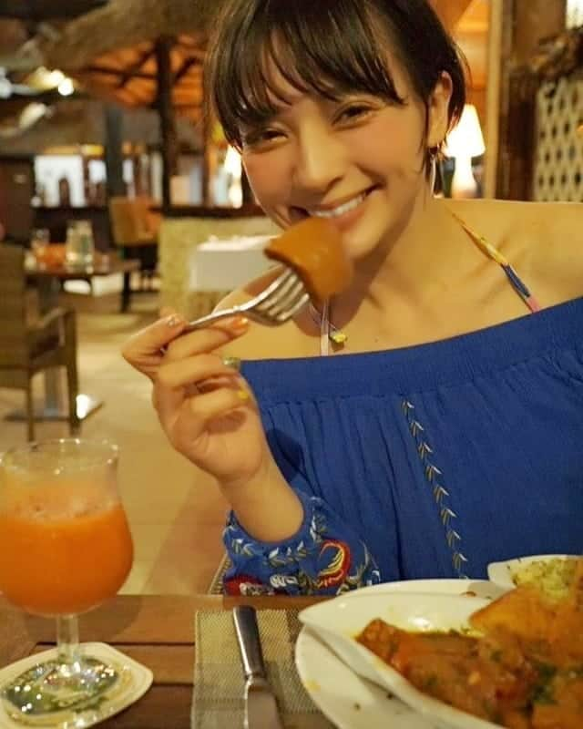 芳美リンさんのインスタグラム写真 - (芳美リンInstagram)「引き続き、ニューカレドニア楽しんでいます。  みんな大好き？♥#食テロ  ホテルでディナー　♥  一日目は肉肉しく。 二日目は魚とパスタをシェア。  本日のお肉、何ですか？と聞いたら、 たぶんあなた、好きじゃないよ。との回答。  内容確認したら、  内蔵でした。  大好物やー♥笑  @newcaledoniatourismjapan @aircalin #aircalin #caledoniandream #マレ島	 #ネンゴネヴィラージュ #NengoneVillage #mare #ニューカレドニア #newcaledonia #旅行好きな人と繋がりたい #女子旅 #海外旅行 #travelphoto #traveler #travel #リゾート #南の島 #旅したくなるフォト#旅グルメ #hanakogram #旅ごはんメモ」5月14日 19時05分 - lynn.lynn5