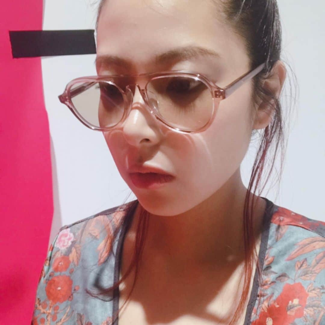 知念美加子さんのインスタグラム写真 - (知念美加子Instagram)「@a.d.s.r._official ・ ・ 夏のコレクション❤️ 可愛くてオーダーしてもうた❤️笑 ほかのカラーも可愛いからぜひチェックです💕 6月頃から発売〜！ ・ ・ ・ #adsr #sunglasses #サングラスマニア #ちょっと変わりダネがすき笑」5月14日 19時02分 - chinenmikako