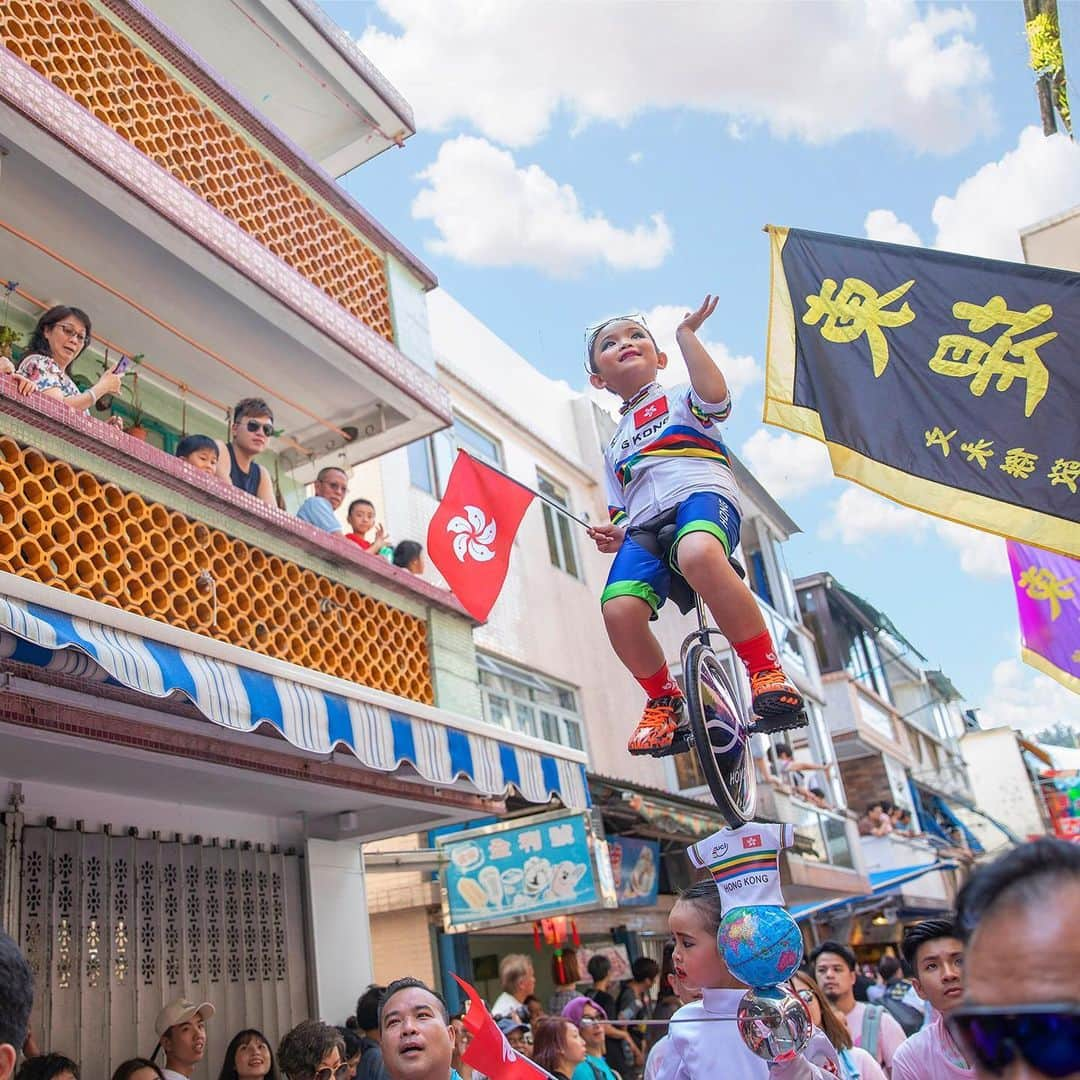 Discover Hong Kongさんのインスタグラム写真 - (Discover Hong KongInstagram)「Colourful, quirky and entertaining, Hong Kong’s Cheung Chau Bun Festival has been a blast! 長洲太平清醮真夠熱鬧的！難忘飄色會景巡遊的氣氛啊！ #DiscoverHongKong」5月14日 19時13分 - discoverhongkong