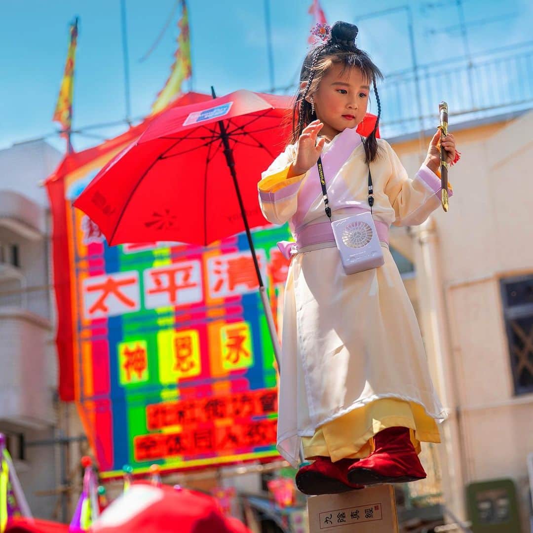 Discover Hong Kongさんのインスタグラム写真 - (Discover Hong KongInstagram)「Colourful, quirky and entertaining, Hong Kong’s Cheung Chau Bun Festival has been a blast! 長洲太平清醮真夠熱鬧的！難忘飄色會景巡遊的氣氛啊！ #DiscoverHongKong」5月14日 19時13分 - discoverhongkong