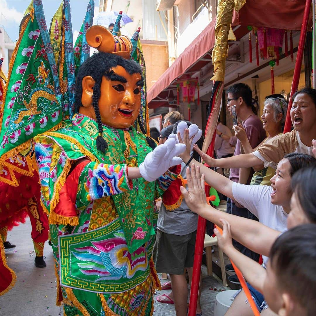 Discover Hong Kongさんのインスタグラム写真 - (Discover Hong KongInstagram)「Colourful, quirky and entertaining, Hong Kong’s Cheung Chau Bun Festival has been a blast! 長洲太平清醮真夠熱鬧的！難忘飄色會景巡遊的氣氛啊！ #DiscoverHongKong」5月14日 19時13分 - discoverhongkong