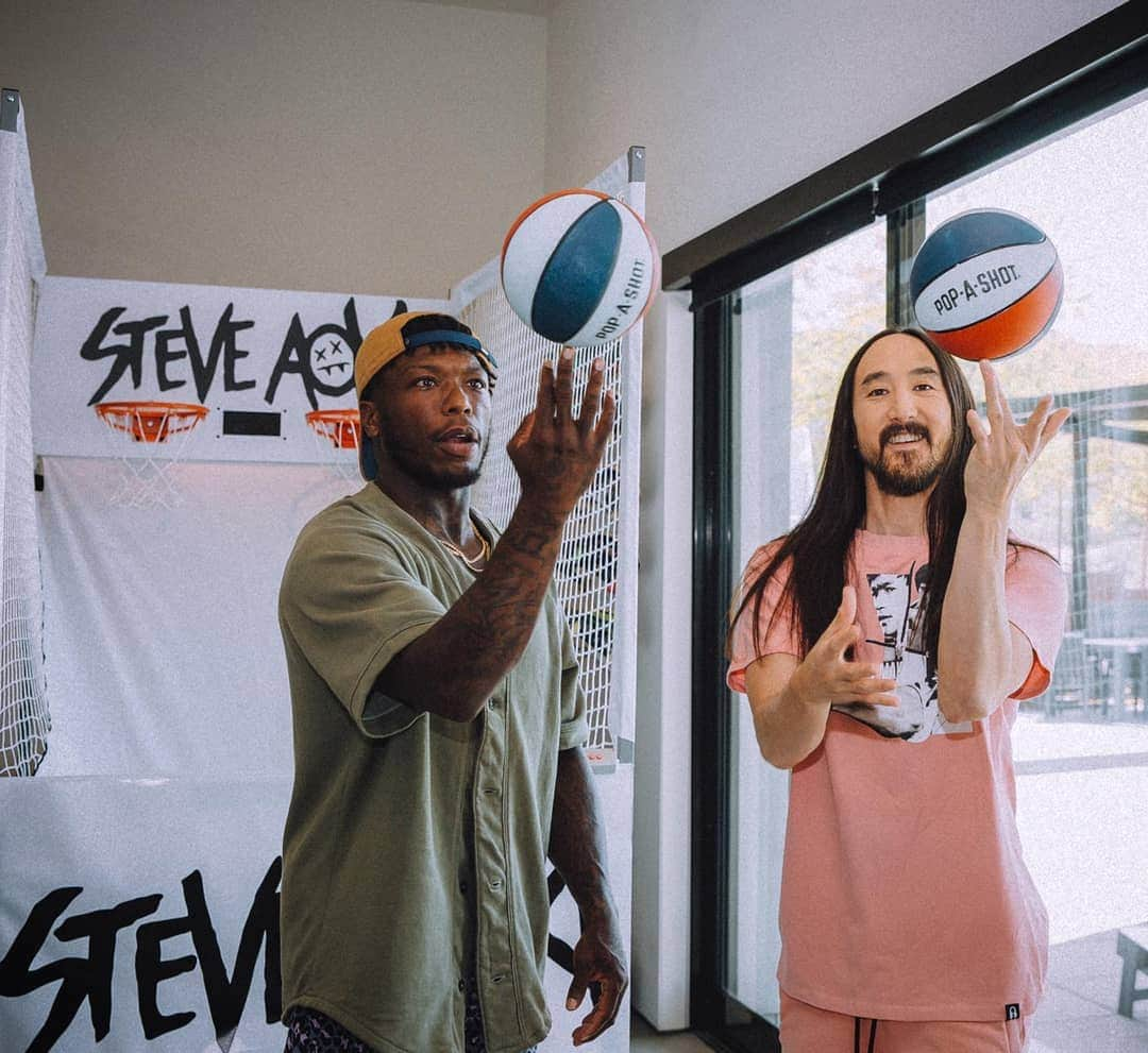 スティーヴ・アオキさんのインスタグラム写真 - (スティーヴ・アオキInstagram)「You learn fast being taught by pro baller 🏀🏀🏀 dunk legend @naterobinson. Had to do a lil one on one in @aokisplayhouse too. More comin soon!」5月14日 19時14分 - steveaoki