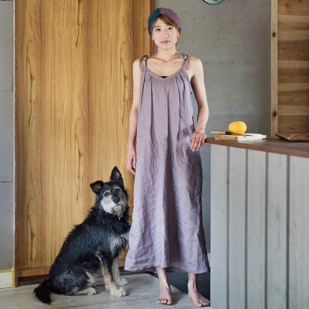 甲斐麻美さんのインスタグラム写真 - (甲斐麻美Instagram)「#roughworkstoreとわたし  好きな洋服の素材は、何と言っても「リネン」です。 ・優しい肌触り ・生地感が好き ・夏は涼しく冬はコーデに取り入れると軽やかさを感じさせてくれるし、おまけに冬素材もある ・心地よく身体に馴染んでくれる ・おまけに丈夫  歳を重ねる毎にリネンが好きになりました。  #roughworkstore のハンドメイドの洋服たちは丁寧に作られているのはもちろんのこと、素材へのこだわり、そして情熱を感じます。  新しくオーダーする度に、受け取るまでのドキドキ期間がなんとも幸せで  毎日着たい気持ちと大切に着たい気持ちでユラユラしてる  この気持ちはやっぱり「ときめき」なんだろう  洗濯されて風でユラユラしてる時も、クローゼットで休んでる時も、可愛いなと思ってワクワクする  作り手の想いも受け取るオーダーまたは、ソーイングワークショップを開催されているので、それに参加して自分で作るなんて素敵な事も出来ちゃう。 ああ、いつか参加したいなあ。。 我が家の犬たちの首輪もroughworkstoreなので、みんなでリネンコーデを楽しんでいます。  頭に巻いてるターバンも、上に羽織っているインディゴのローブコートもお気に入りで、このパープルのワンピースと合わせて着るのが今の気分です。  撮影していたらオドが側から離れません。 やっぱりカメラ大好きなオドでした。可愛いなあ。。。 わたしの普段の暮らしに「ときめきと彩」をくれるリネンブランド @rough_work_store  #roughworkstore #handmade #linen #ハンドメイド #リネン #fashion #me #いぬとわたし #ねことわたし #犬のいる暮らし #猫のいる暮らし #犬と猫のいる暮らし #元保護犬 #元保護猫 #暮らし #海辺の暮らし #ときめき #sparkjoy #love #dog #cat #mylove #DIY #リノベーション #hasbandphotographer #嫁グラフィー #甲斐麻美」5月14日 19時07分 - kaico_asami