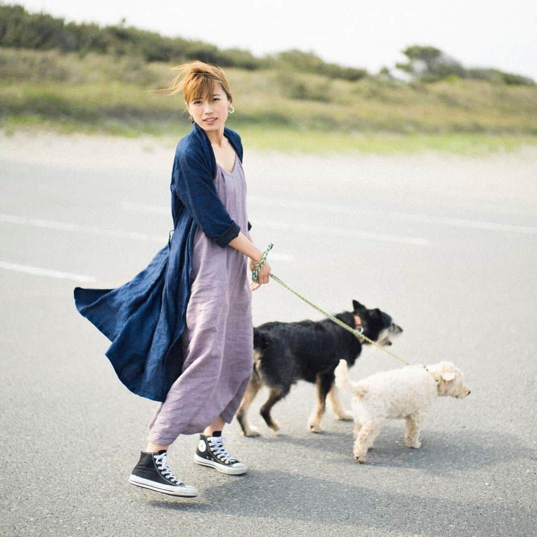 甲斐麻美さんのインスタグラム写真 - (甲斐麻美Instagram)「#roughworkstoreとわたし  好きな洋服の素材は、何と言っても「リネン」です。 ・優しい肌触り ・生地感が好き ・夏は涼しく冬はコーデに取り入れると軽やかさを感じさせてくれるし、おまけに冬素材もある ・心地よく身体に馴染んでくれる ・おまけに丈夫  歳を重ねる毎にリネンが好きになりました。  #roughworkstore のハンドメイドの洋服たちは丁寧に作られているのはもちろんのこと、素材へのこだわり、そして情熱を感じます。  新しくオーダーする度に、受け取るまでのドキドキ期間がなんとも幸せで  毎日着たい気持ちと大切に着たい気持ちでユラユラしてる  この気持ちはやっぱり「ときめき」なんだろう  洗濯されて風でユラユラしてる時も、クローゼットで休んでる時も、可愛いなと思ってワクワクする  作り手の想いも受け取るオーダーまたは、ソーイングワークショップを開催されているので、それに参加して自分で作るなんて素敵な事も出来ちゃう。 ああ、いつか参加したいなあ。。 我が家の犬たちの首輪もroughworkstoreなので、みんなでリネンコーデを楽しんでいます。  頭に巻いてるターバンも、上に羽織っているインディゴのローブコートもお気に入りで、このパープルのワンピースと合わせて着るのが今の気分です。  撮影していたらオドが側から離れません。 やっぱりカメラ大好きなオドでした。可愛いなあ。。。 わたしの普段の暮らしに「ときめきと彩」をくれるリネンブランド @rough_work_store  #roughworkstore #handmade #linen #ハンドメイド #リネン #fashion #me #いぬとわたし #ねことわたし #犬のいる暮らし #猫のいる暮らし #犬と猫のいる暮らし #元保護犬 #元保護猫 #暮らし #海辺の暮らし #ときめき #sparkjoy #love #dog #cat #mylove #DIY #リノベーション #hasbandphotographer #嫁グラフィー #甲斐麻美」5月14日 19時07分 - kaico_asami