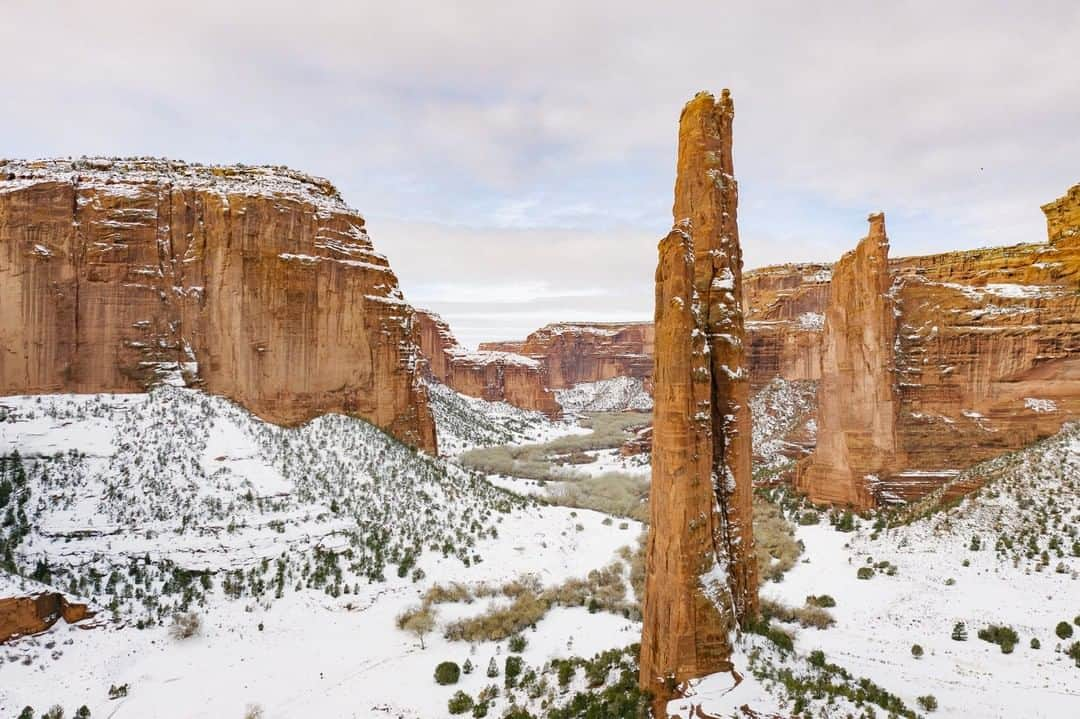 National Geographic Travelさんのインスタグラム写真 - (National Geographic TravelInstagram)「Photo by @kiliiiyuyan | Spider Rock is the home of Spider Woman, a cherished hero among the Diné, or Navajo. Spider Woman taught the ancestors of the Diné the art of weaving, and her home in Canyon de Chelly remains a sacred place on the Navajo Nation. Follow me, @kiliiiyuyan, for more from the indigenous world and beyond. #arizona #navajo #indigenous」5月14日 19時07分 - natgeotravel