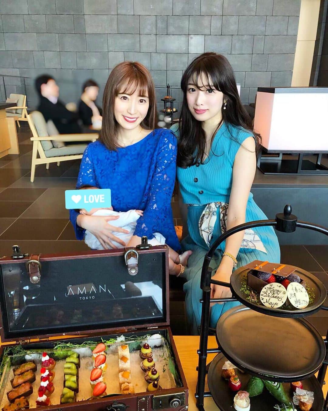 小林真由のインスタグラム：「⋆﻿ ⋆﻿ @chiharukoshiba さんとアフタヌーンティー♡﻿ ﻿ 同じ時期に妊娠してたので相談に乗りあって心強かったです🌸﻿ 予定日の直前まで一緒にお出かけ出来て嬉しかった〜♡﻿ こんな美しい妊婦さんいるの..🥺？﻿ 久しぶりのアフタヌーンティー& 娘との電車デビューにも楽しみにしてた日。 誕生日のお祝いまで幸せでした😭💕﻿ ﻿ 千春さんご出産おめでとうございます🥺❣️﻿ ﻿ #アフタヌーンティー #アマン東京 #アマン #アマン東京アフタヌーンティー #ブラックアフタヌーンティー #誕生日 #お茶 #ランチ #カフェ #スイーツ  #amantokyo #afternoontea #cafe ﻿#birthday」
