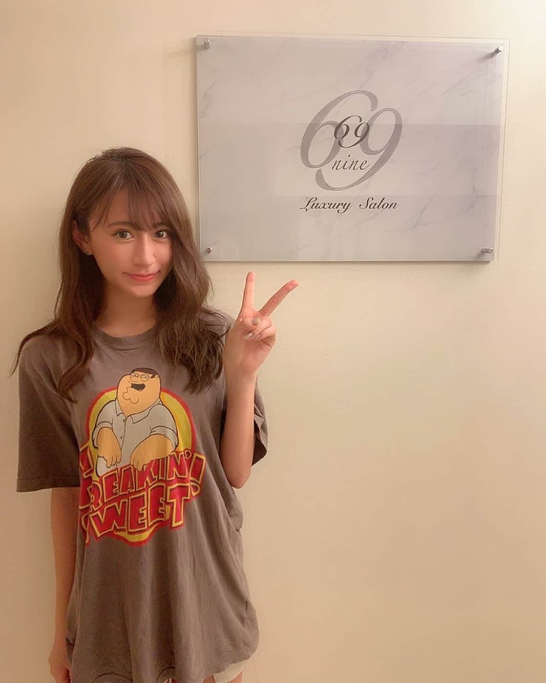 照井和希さんのインスタグラム写真 - (照井和希Instagram)「昨日は美容院Day というわけで 早速体験してきた事レポートしていこうと思うねんけど✍🏽 まずは一軒目に #バストアップ専門店 ラグジュアリーサロンナイン代官 ☞《 @salon_nine9 》へ ． 首元鎖骨周りマッサージされて心地良すぎて空かおもた。 本間にゴリゴリいうて凝り溜まりすぎててビビった笑 上半身の凝りほんっま最近やばいこれまず改善したい。笑 ． 完全リラックスモードになってたらスタッフさんが 生体電流に限りなく近い電流が流れてるグローブ？ みたいなんで、ペタペタ二の腕とかバスト周り触れてくれて それがまっっったもう気持ちよくて😂😂😂😂笑笑 ． 効果としては 細胞一つ一つに当てることにより 細胞が活発になり、活性酸素が除去され、血液やリンパの 流れを良くする。コラーゲンを増やしてバストのハリや 弾力、お肌のうるおいや透明感UPまでしてくれる📝 ． ． 個人的な感想としては、まじで正直 最初は『そんな効果あんのかな？』とか １回で効果みられんのかなとかめっちゃ半信半疑やった😂 だって無痛でリラックスするだけの数十分後やもん（笑） ． 写真で見ればわかるように ハリがえぐい。モチモチやしフワフワやし これ自分の体の一部なんか？って思うくらい柔らかくなった 終わってからも血流良くなったのがポカポカしてたし フワフワおっぱいってこの事。ほんっまに。笑笑 終わって速攻効果みられたけど、2日目の今日。 ． シャワー浴びてから鏡見てびっくりしたのが バストの形がいつもよりツンって上向きで真ん中に寄ってる 形もまーるくて 自分のじゃないみたいやって見惚れた← wwwwww #まじでリアルに10分間くらいは見惚れてた ← ウォーターベッドですか？感覚でずっとツンツンしてた ← ． ハト胸で元からバストは大きい方やから 形の維持の為にこれから通いたいと思うお店に出会えた！ プライベートサロンやから人に会う事もなくて安心やし✨ ． ． まじで、フワフワのもっちりバスト作れる。以上。 ． ． 照井がやったコースの詳細はスワイプしてみてね！ 後めっちゃ関係ないねんけどスタッフのお姉さんのお肌が めちゃくちゃ綺麗で白くて透明感あってプルプル過ぎて 何使ってるんですか？って質問責めしてた照井。 お姉さんのお肌みて更に美意識あがった。← 今度行った時スキンケア商品何使ってるか聞こ← ばり迷惑w ． ． #バストアップ #バスト #美容 #美容垢 #美容レポ  #ダイエット #美意識 #女子力 #代官山 #ピースがなんか古い」5月14日 19時11分 - kazu24ki