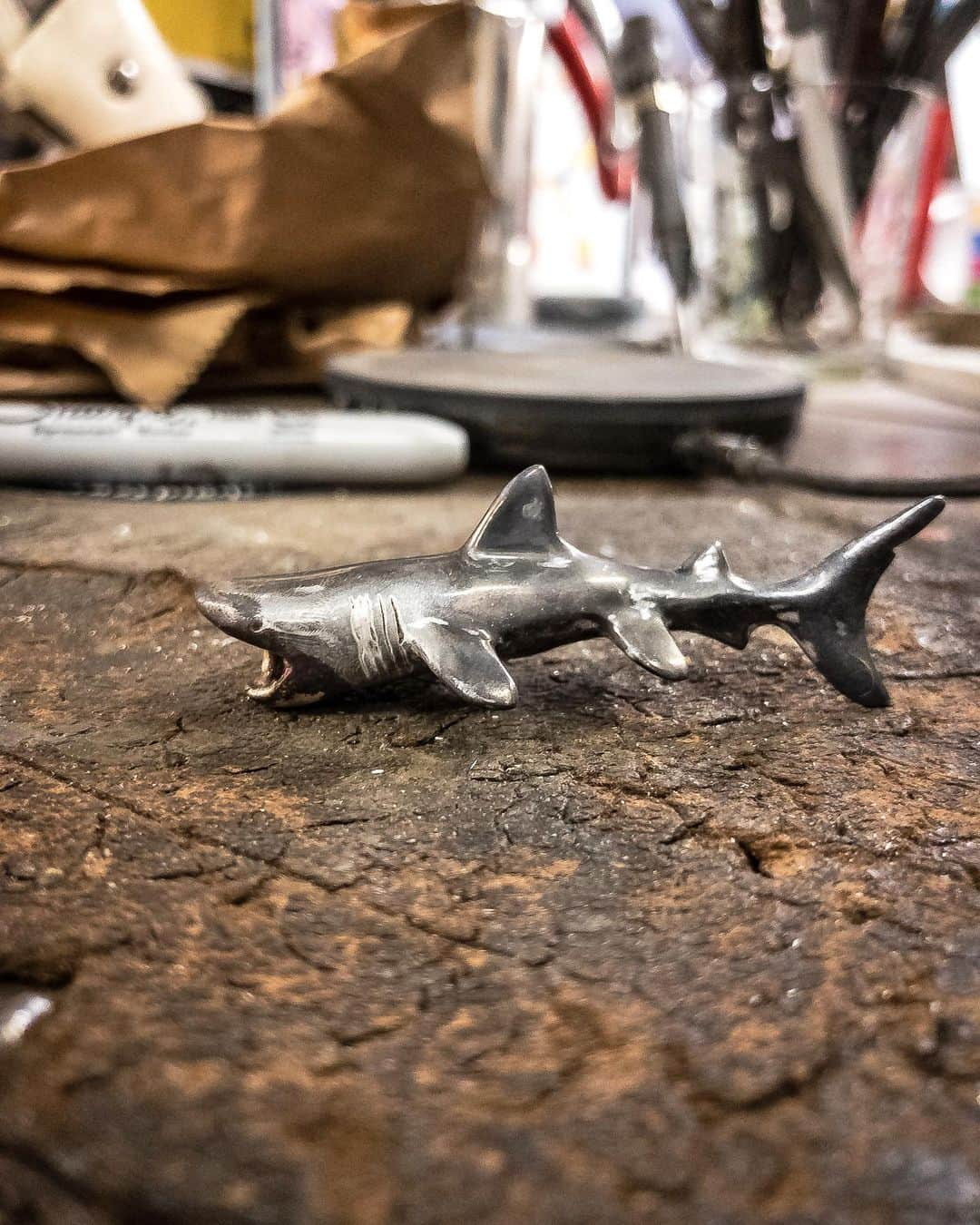 クレイジーピッグさんのインスタグラム写真 - (クレイジーピッグInstagram)「There’s a lot of character in our shark pieces 🦈  #shark #water #sea #sealife #marinebiology #pendant #silver #baskingshark #jaws #fin #instahub #instafashion #fishoutofwater」5月14日 19時12分 - crazypigdesignslondon