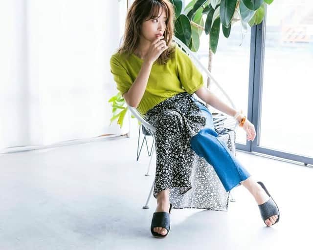 近藤千尋のインスタグラム：「今回、神戸レタスさんとコラボ させて頂きました😍❤️ 独身の頃から撮影で お世話になっていて… 今回またお仕事出来て幸せです😭 @kobe_lettuce  ５月１４日18時～の 公式サイト販売アイテムは 花柄ボトム　税込み￥2,990 ワンピース　税込み￥2,790　 が発売となります☺️✨✨ 発売にあたり 5/14 18：00~5/15 朝11：59 まで送料無料のキャンペーンを 行うそうです‼️ まだまだコラボアイテムが これから発売されるので お楽しみに…✨✨✨」