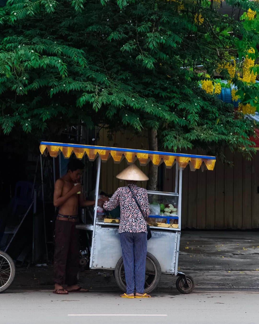 Shunsuke Miyatakeのインスタグラム：「A street fruit vendor, Kampot, Cambodia.」
