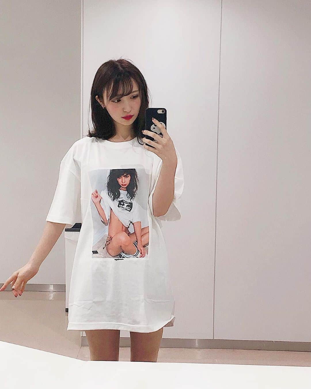 伊藤愛真さんのインスタグラム写真 - (伊藤愛真Instagram)「. 川崎あやちゃんTシャツ👸🏻 . 山田孝之さんの撮り方 真似してみた パンツ履いてる？」5月14日 19時22分 - __emagram