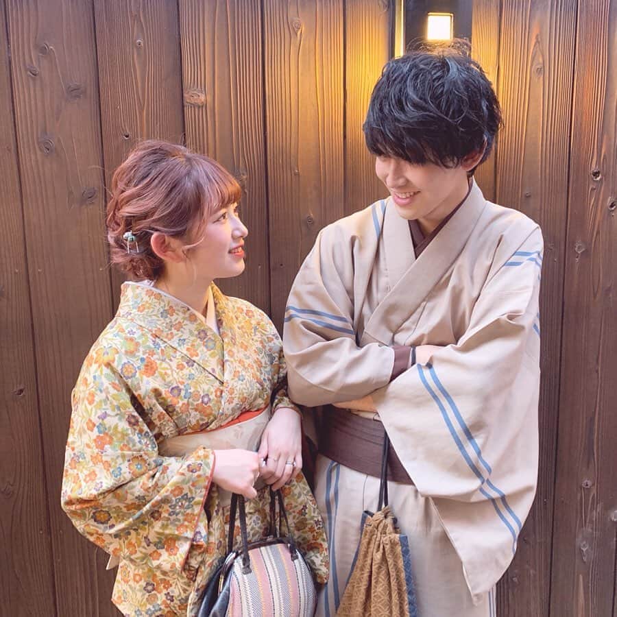 青木菜花のインスタグラム：「.﻿﻿ 京都観光👘♡﻿﻿ ﻿﻿ 1年前も着物着て京都にいってて﻿﻿ 写真見比べてみたんだけど2人とも成長した気が、、😂笑﻿﻿ ﻿﻿ まだあのときは2回目のデートだったから﻿﻿ めちゃめちゃ緊張してたなあって色々思い出したしほんとに懐かしい😂﻿﻿ ﻿﻿ 今回は着物も大人っぽいのにしてみたの😽💗﻿﻿ ﻿ ﻿私のしたいこととか行きたいところ﻿ 沢山連れてってくれてほんとに最高の彼氏です、﻿ ﻿ かじくんの着物姿﻿とってもかっこよかった〜〜！﻿﻿ .﻿﻿ .﻿﻿ ﻿#なのかじ #京都 #京都観光 #嵐山 #着物 #着物デート #てくてく京都 #カップルフォト #インスタ映え #love #instagood #instalike #l4l」