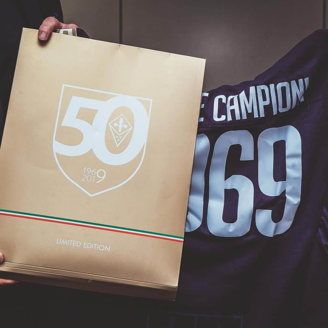 ACFフィオレンティーナさんのインスタグラム写真 - (ACFフィオレンティーナInstagram)「CAMPIONI DEL '69 💜」5月14日 19時27分 - acffiorentina