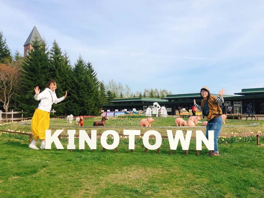 吉田晴香さんのインスタグラム写真 - (吉田晴香Instagram)「・ ・ ストーリーに載せた場所は… 滝野すずらん丘陵公園です🌷 ・ ・ ちょっと早いかなあー？ と、思ったけど、 もう咲いてた😍！ ・ ・ 撮ってるところを友達に撮られた🤭  ドライブ楽しかった👭❤️ ・ ・  北海道っていいよねー。 って何度も言ったね😌笑 ・ ・ #滝野すずらん公園 #チューリップ #桜も咲いてたよ #３枚目のポーズ」5月14日 19時27分 - haruka_yoshidaa