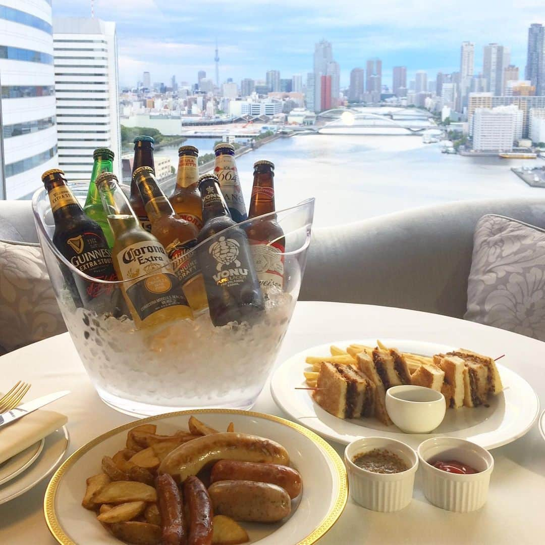 InterContinental Tokyo Bayさんのインスタグラム写真 - (InterContinental Tokyo BayInstagram)「初夏の訪れとともに、ビールが美味しい季節となりました🍺 インルームダイニングでは、レストランでも開催中の『世界のビールフェア』を実施中🌎 有名なものから珍しいビールまで豊富に取り揃えております。 ビールにオススメのスナックもご用意しております🍟🥪 . ・ギネス　スタウト ・モレッティ　ラウテンティカ ・ブリュードッグ　パンクIPA ・ヴォヌ　ピュアラガー ・クローネンブルグブラン1664 ・バドワイザー ・ミラージェニンドラフト ・コロナ　エクストラ ・ハイネケン  In-room dining is provided. It is information of beer It will be a sweaty season, The time for beer to be delicious is approaching. In the in-room dining, we have a selection of famous beers as well as rare beers as well as the world's beer fairs. We also offer food that is compatible with beer together, so please use it. Next time we will introduce beer in various places in Japan. ・GuinessStout ・MorettiL’autentica ・BrewdogPunkIPA ・VonuPureLager ・KronenbourgBlanc ・Budweiser ・MillerGenuineDraft ・CoronaExtra ・Heineken  #ホテルインターコンチネンタル東京ベイ  #インターコンチネンタル東京ベイ #ルームサービス#ホテル　 #高層階#隅田川#フォトジェニック #ビール #beer #craftbeer #sausage  #intercontinentaltokyobay  #hotel #roomservice  #tokyo  #guiness #moretti #punkipabrewdog #vonupurelager #kronenbourg #budweiser #millergenuinedraft #corona #heineken #东京#东京湾 #도쿄#도쿄만 #啤酒 #맥주」5月14日 19時39分 - intercontitokyobay