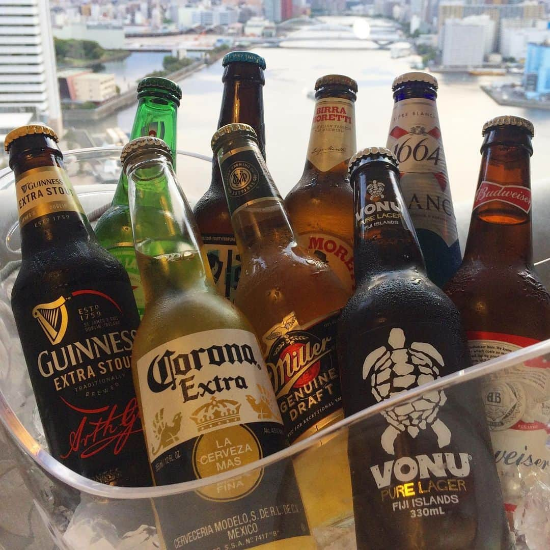 InterContinental Tokyo Bayさんのインスタグラム写真 - (InterContinental Tokyo BayInstagram)「初夏の訪れとともに、ビールが美味しい季節となりました🍺 インルームダイニングでは、レストランでも開催中の『世界のビールフェア』を実施中🌎 有名なものから珍しいビールまで豊富に取り揃えております。 ビールにオススメのスナックもご用意しております🍟🥪 . ・ギネス　スタウト ・モレッティ　ラウテンティカ ・ブリュードッグ　パンクIPA ・ヴォヌ　ピュアラガー ・クローネンブルグブラン1664 ・バドワイザー ・ミラージェニンドラフト ・コロナ　エクストラ ・ハイネケン  In-room dining is provided. It is information of beer It will be a sweaty season, The time for beer to be delicious is approaching. In the in-room dining, we have a selection of famous beers as well as rare beers as well as the world's beer fairs. We also offer food that is compatible with beer together, so please use it. Next time we will introduce beer in various places in Japan. ・GuinessStout ・MorettiL’autentica ・BrewdogPunkIPA ・VonuPureLager ・KronenbourgBlanc ・Budweiser ・MillerGenuineDraft ・CoronaExtra ・Heineken  #ホテルインターコンチネンタル東京ベイ  #インターコンチネンタル東京ベイ #ルームサービス#ホテル　 #高層階#隅田川#フォトジェニック #ビール #beer #craftbeer #sausage  #intercontinentaltokyobay  #hotel #roomservice  #tokyo  #guiness #moretti #punkipabrewdog #vonupurelager #kronenbourg #budweiser #millergenuinedraft #corona #heineken #东京#东京湾 #도쿄#도쿄만 #啤酒 #맥주」5月14日 19時39分 - intercontitokyobay