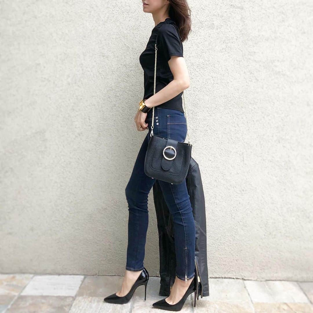 akko3839さんのインスタグラム写真 - (akko3839Instagram)「﻿ black×denim﻿ ﻿ シンプルT&デニムに合わせ﻿ ﻿ top denim @sysorus.select ﻿ bag @_lleather_ ﻿ pumps @louboutinworld﻿ ﻿ ﻿ サークル金具がワンポイントの﻿ @_lleather_ のチェーンバッグ﻿ ちょうど良いサイズ感♩﻿ ﻿ ↓↓↓pop-up store↓↓↓﻿ @_lleather_  ソラマチ2F﻿ 5/9〜22  10:00〜21:00まで﻿ ﻿ ﻿ ﻿ ﻿ #バッグ#bag#鞄#かばん#トレンドファッション#コーデ#ootd#レザーバッグ#革#革小物#革バッグ#レザークラフト#本革#ファッション﻿ #leather#leatherbag#lleather」5月14日 19時32分 - akko3839