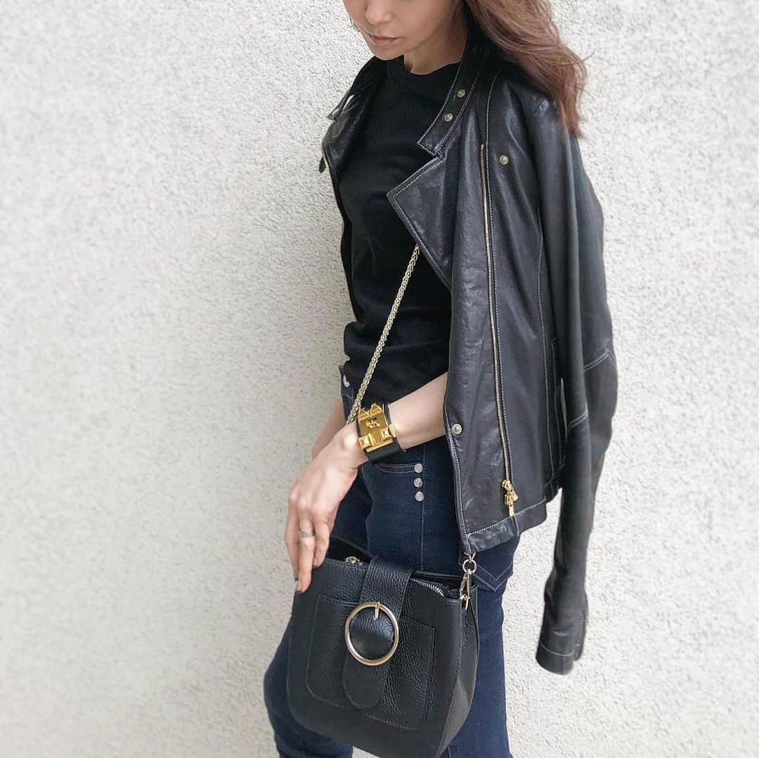 akko3839さんのインスタグラム写真 - (akko3839Instagram)「﻿ black×denim﻿ ﻿ シンプルT&デニムに合わせ﻿ ﻿ top denim @sysorus.select ﻿ bag @_lleather_ ﻿ pumps @louboutinworld﻿ ﻿ ﻿ サークル金具がワンポイントの﻿ @_lleather_ のチェーンバッグ﻿ ちょうど良いサイズ感♩﻿ ﻿ ↓↓↓pop-up store↓↓↓﻿ @_lleather_  ソラマチ2F﻿ 5/9〜22  10:00〜21:00まで﻿ ﻿ ﻿ ﻿ ﻿ #バッグ#bag#鞄#かばん#トレンドファッション#コーデ#ootd#レザーバッグ#革#革小物#革バッグ#レザークラフト#本革#ファッション﻿ #leather#leatherbag#lleather」5月14日 19時32分 - akko3839