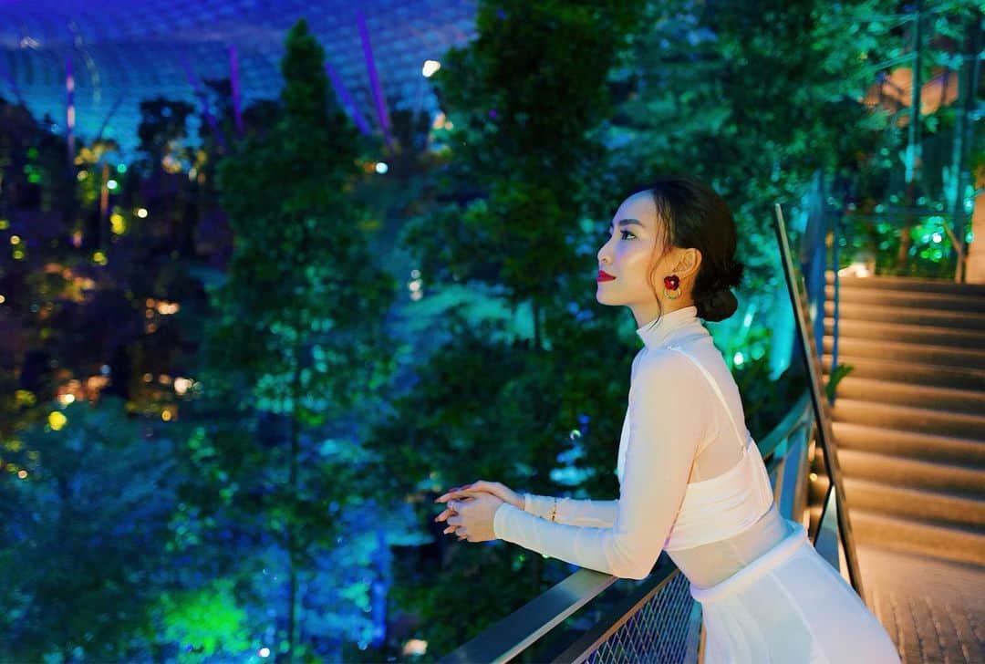 ソニアさんのインスタグラム写真 - (ソニアInstagram)「I don't think I've ever experienced being in such a magical looking forest - indoors! The Shiseido Forest Valley channels beauty and tranquility in nature, and you'll definitely want to take your time exploring this enchanting place 💚 . Follow the S E N S E trail that Shiseido designed in collaboration with teamLab, and complement your experience with the Shiseido's very own S E N S E app available in the Jewel Changi Airport app! Don't forget to take tons of pretty photos along the way. Check out more in my highlights! . #shiseido #shiseidoforestvalley #igniteyoursenses @shiseido PC: @nicolequek」5月14日 19時36分 - soniachew
