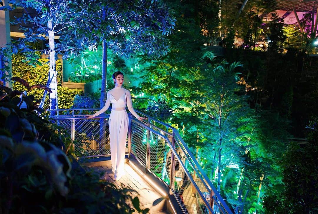 ソニアのインスタグラム：「I don't think I've ever experienced being in such a magical looking forest - indoors! The Shiseido Forest Valley channels beauty and tranquility in nature, and you'll definitely want to take your time exploring this enchanting place 💚 . Follow the S E N S E trail that Shiseido designed in collaboration with teamLab, and complement your experience with the Shiseido's very own S E N S E app available in the Jewel Changi Airport app! Don't forget to take tons of pretty photos along the way. Check out more in my highlights! . #shiseido #shiseidoforestvalley #igniteyoursenses @shiseido PC: @nicolequek」