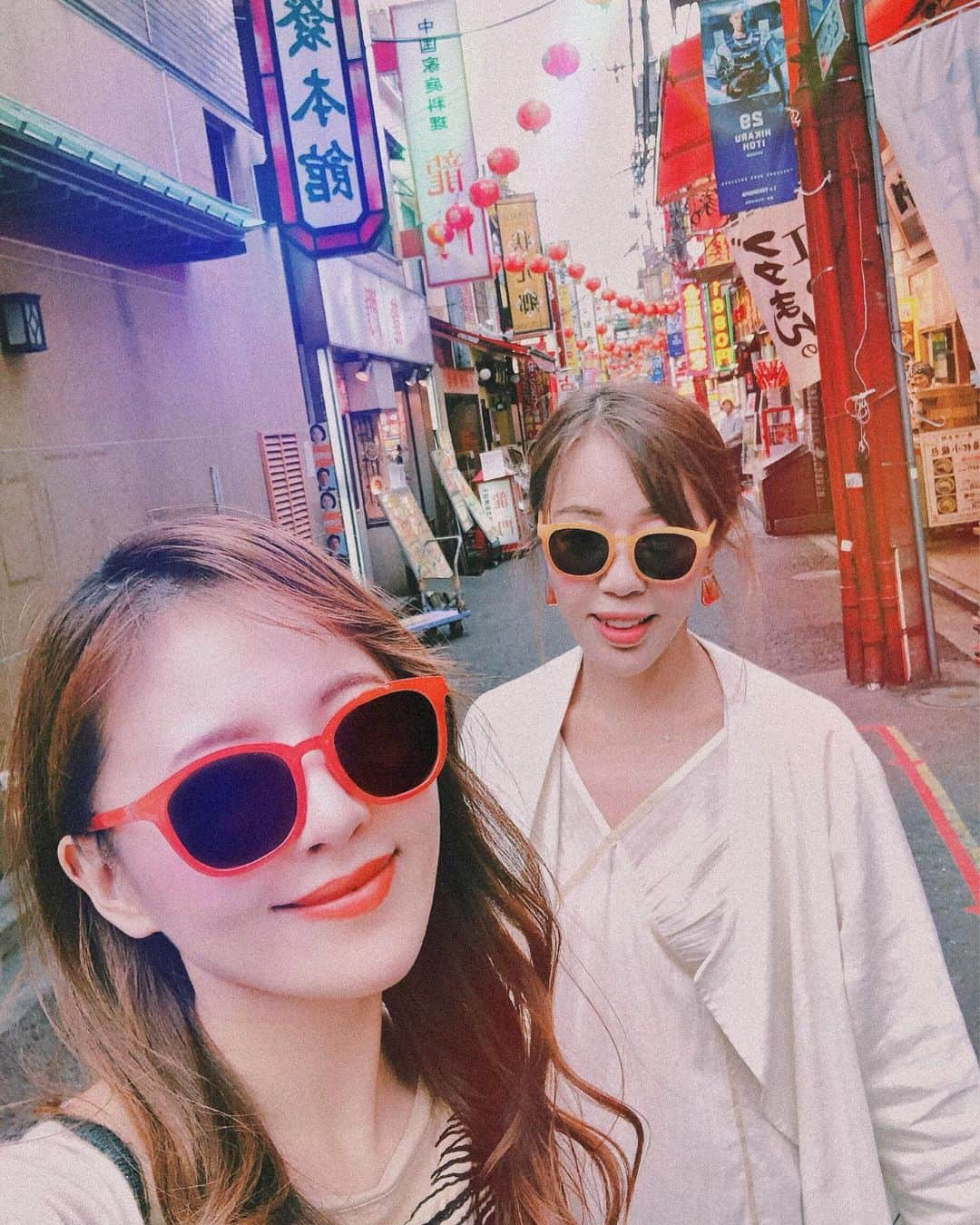 真衣ひなのさんのインスタグラム写真 - (真衣ひなのInstagram)「. いつもふらりとやってきたかと思えば 滞っている事務処理なんかを手伝ってくれて 私が出かけている間に家の至る所を片付け 冷蔵庫に食料を補充して 洗濯機を回すところまでして帰る母。 帰る直前に横浜デートしました😌 母は、小籠包屋さん目がけて駆け出すような 無邪気な人なのに、 「私ね、身体にはすごく気をつけるの。 あなたを支えてくれる人が現れるまでは。 私があなたを守らないといけないから。」 母の日に寄せた手紙を読んだ後そう言った。 こんなときすごく男前で、 あぁ親なんだなぁ、なんてぼんやりと思う。 ✔️ブログ更新"母の日"  プロフィール欄のURLから。 . #友達親子 #時々母がこんなことを言う #私の方があなたの娘みたい #せやろーと私は笑う #でもねやっぱり娘でいさせて #親友みたいな母の娘で」5月14日 19時47分 - hinano_mai