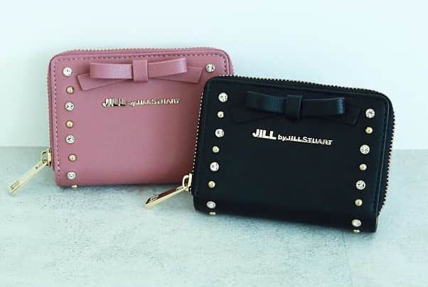 JILL by JILLSTUARTさんのインスタグラム写真 - (JILL by JILLSTUARTInstagram)「. BAG STORE＊なんばシティ店限定の おすすめアイテムをご紹介✨ -ビジューロイヤルトート- -アクトレスウォレット- . #ビジューロイヤルトート の🆕PP素材✴︎ 夏らしい表情のPP(ポリプロピレン)素材は 硬質で頑丈な作り！ 綺麗なフォルムを描きます🌴 ピンクが店舗限定となっております💗 . #アクトレスウォレット  JILL by JILLSTUARTのロゴとリボン、 さらにスタッズを加えた甘さと大人っぽさが両立された一品❤︎ 小さいサイズのバッグに入れやすい二つ折りのミニマムなサイズ感、 中仕切りコインケース、紙幣、カードなど 収納面にも優れています👛 . 限定アイテムは是非お早めにチェックしてください☑️ . ———————————————— ✔︎ ビジューロイヤルトート ✔︎ 125-9180137 ✔︎ COLOR：White / Pink(限定カラー) ✔︎ ¥10,600 + tax ✔︎ Whiteは全店で発売中、PinkはBAG STORE・なんばシティ店・Web通販サイト限定で発売中 . ✔︎ アクトレスウォレット ✔︎ 125-9187001 ✔︎ COLOR :  Black / Pink ✔︎ ¥10,600 + tax ✔︎ BAG STORE・なんばシティ店限定で発売中 . ※撮影状況や光の当たり具合により色味が実物と異なる場合がございます。ご了承下さい。 ———————————————— ・ #jillbyjillstuart  #bijouxroyaltote #wallet #2019 #summer #トートバッグ #ウォレット #バッグ #ジルバイ #ジルバイジルスチュアート @jillbyjillstuart_style ・ THANKS for YOUR Following, JILL by JILLSTUART」5月14日 19時56分 - jillbyjillstuart_official